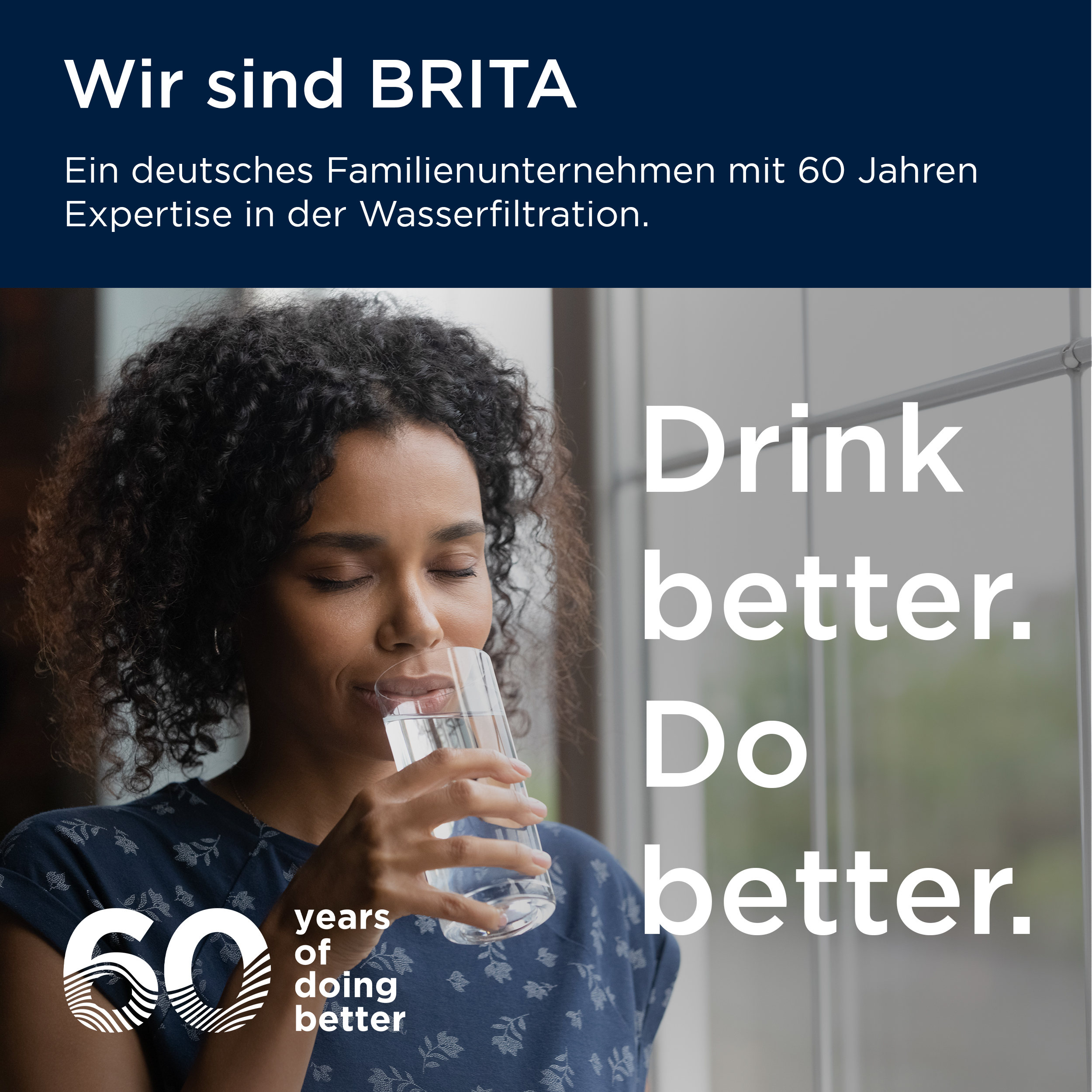 Eine Frau mit dunklen lockigen Haaren trinkt Wasser aus einem klaren Glas vor einem Fenster mit Textüberlagerungen.