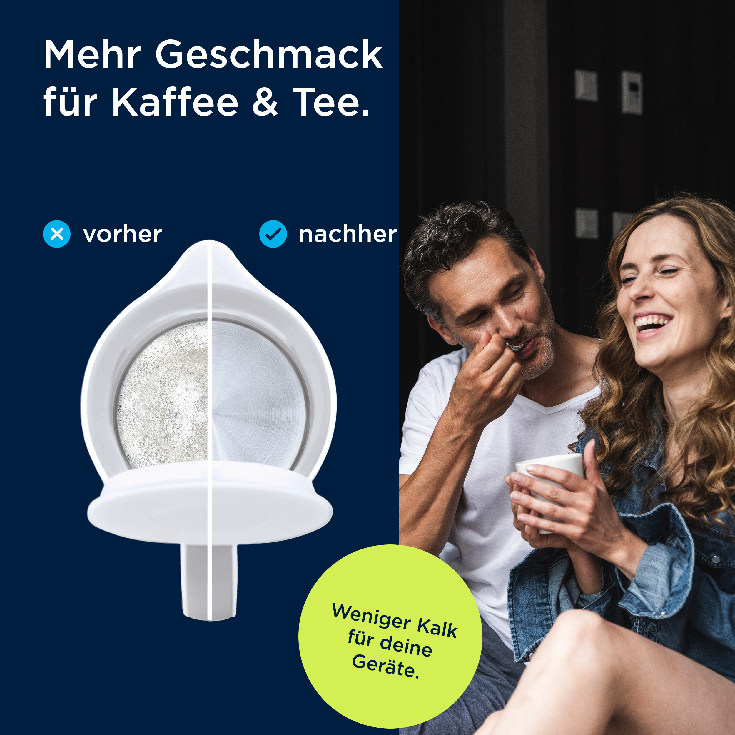 Vergleich eines kalkigen und eines sauberen Kaffeefilters neben einem glücklichen Paar.