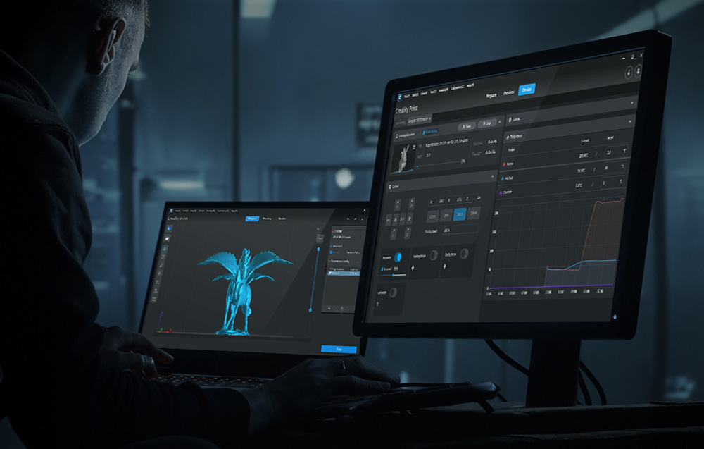 Egy férfi laptopot és monitort használ egy 3D modell szerkesztéséhez szoftver segítségével.