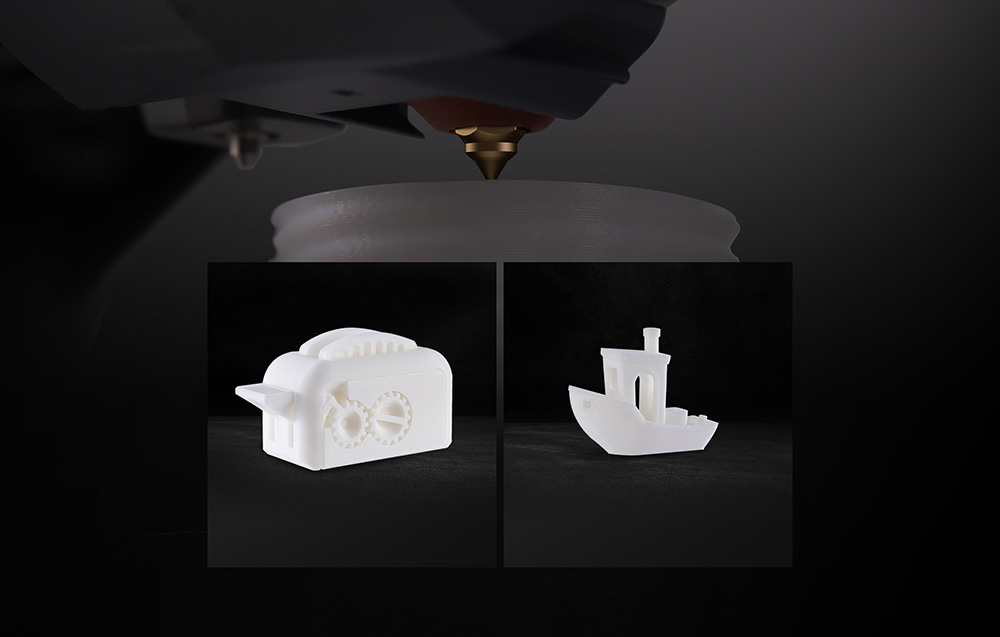 3D nyomtató fehér tárgyat nyomtat, alul egy nyomtatott kenyérpirító és egy hajó látható fekete háttér előtt.