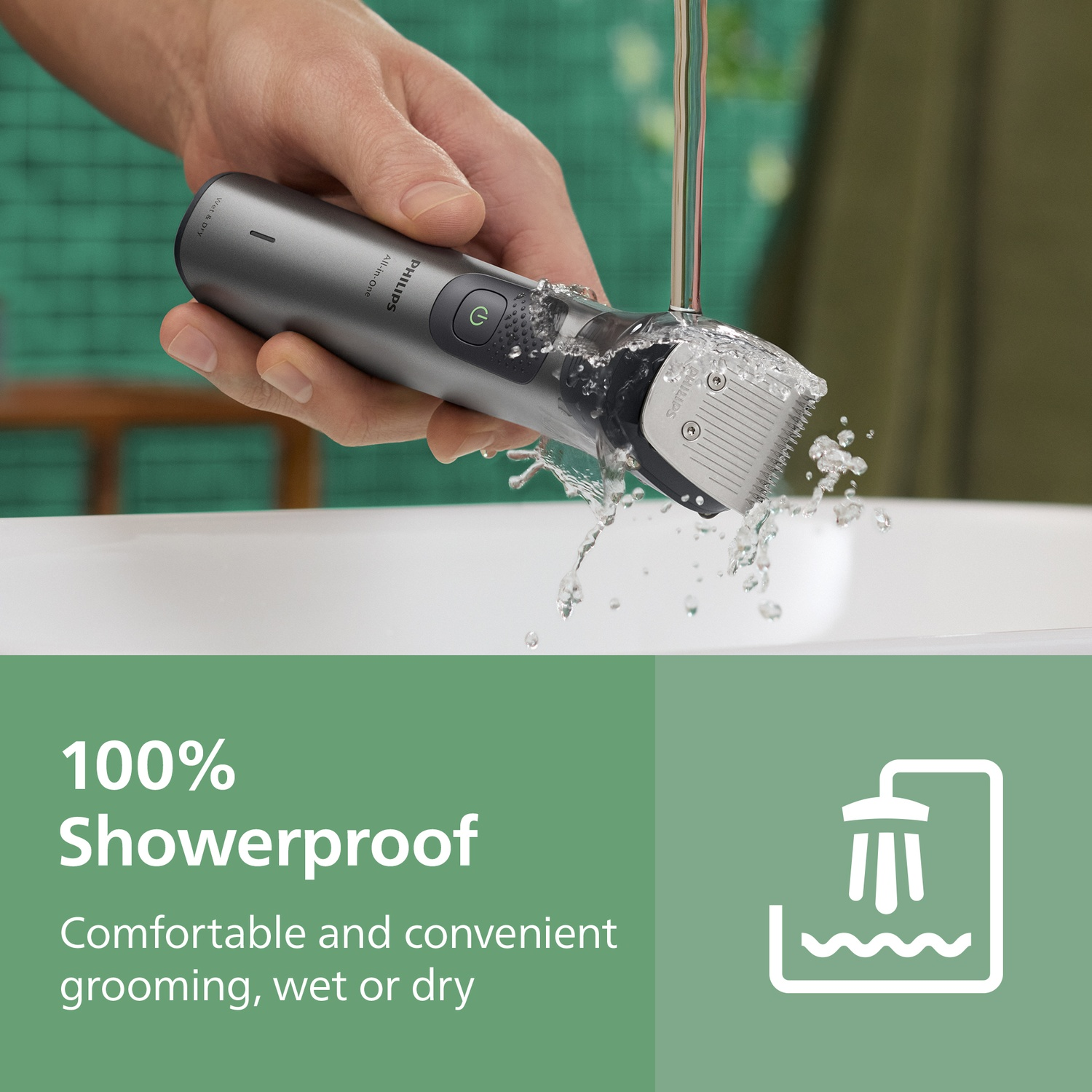Une main tient une tondeuse Philips sous l'eau courante au-dessus d'un lavabo, le texte indique 100 % étanche.