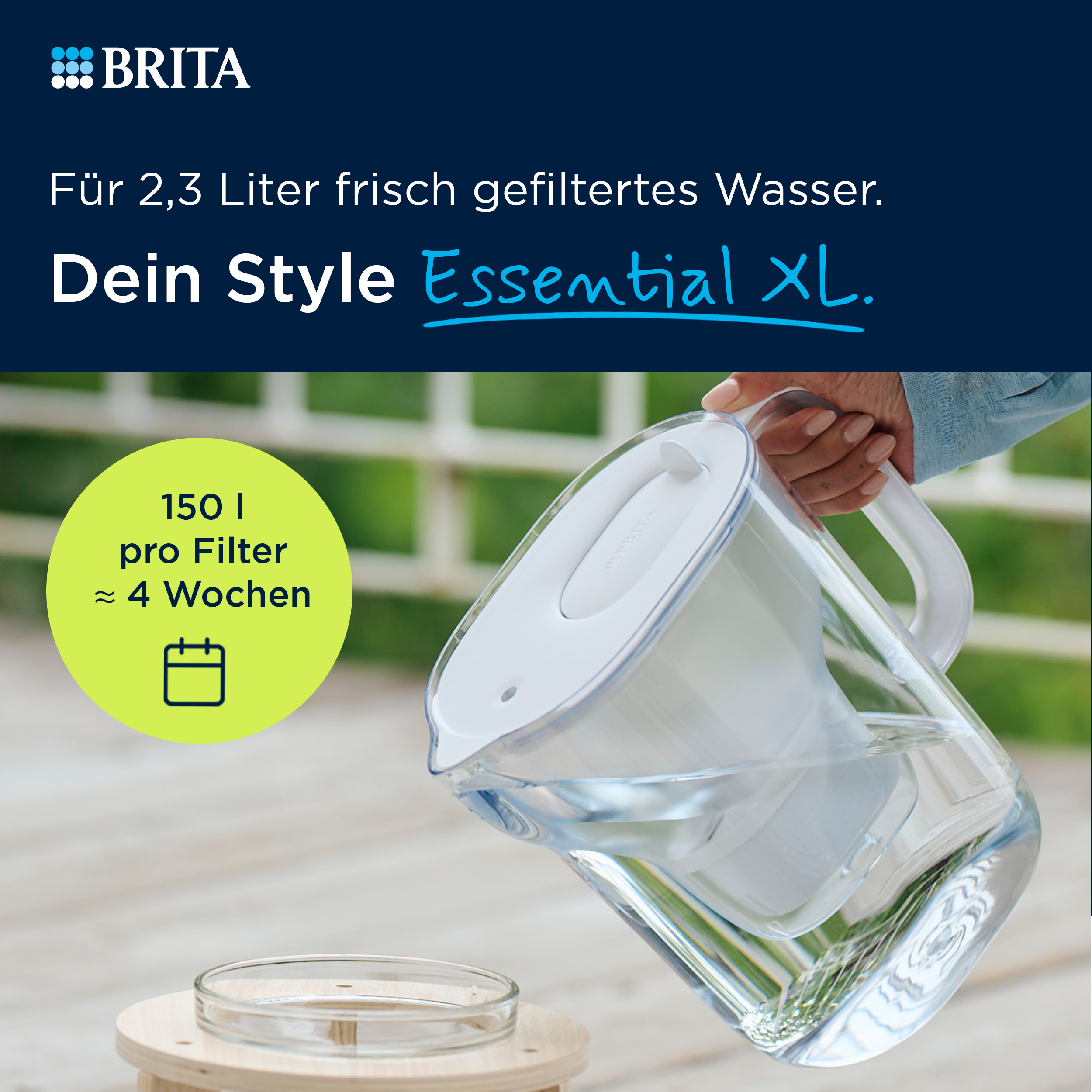BRITA Wasserfilter-Kanne in Benutzung, mit Text für frisches gefiltertes Wasser.
