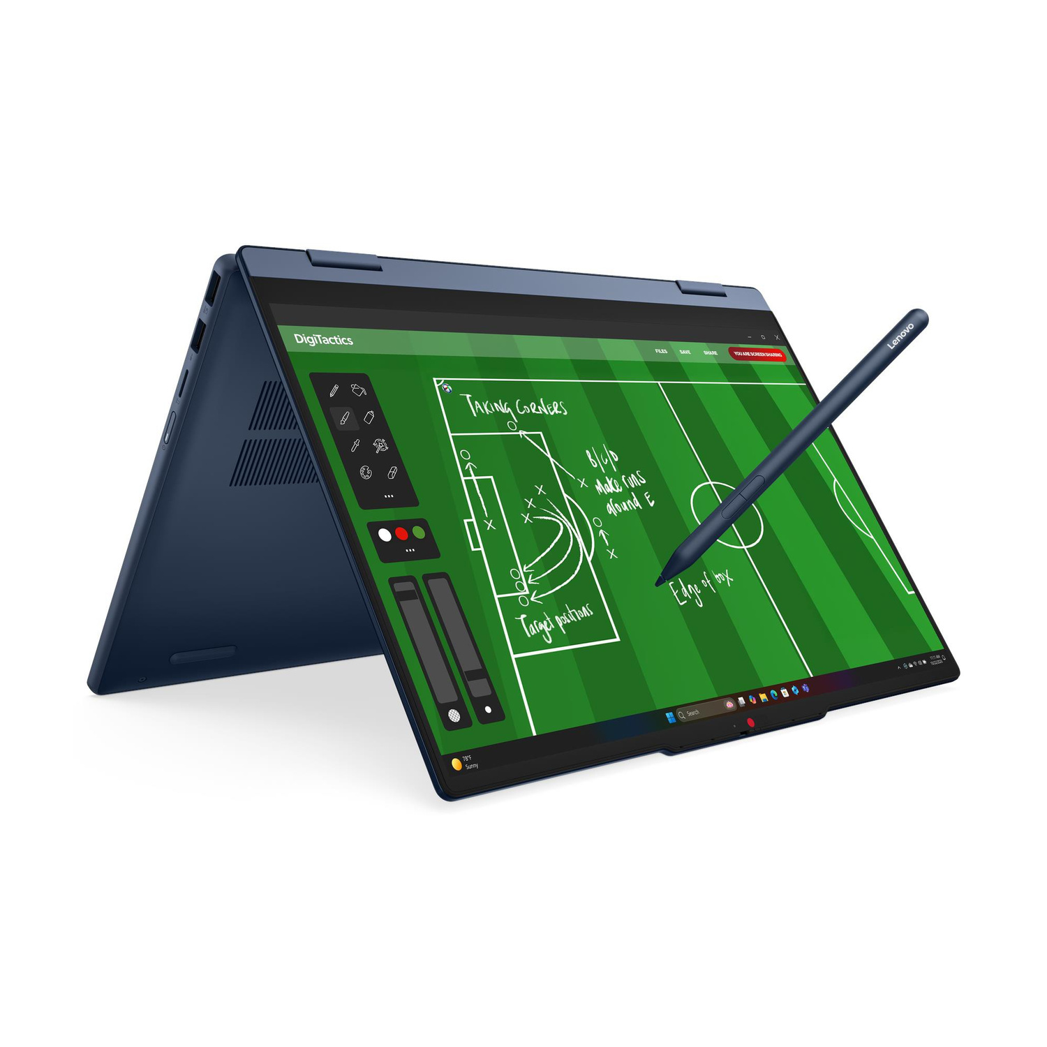 Un laptop Lenovo blu in modalità tenda mostra un'app di strategia calcistica con un pennino sullo schermo.