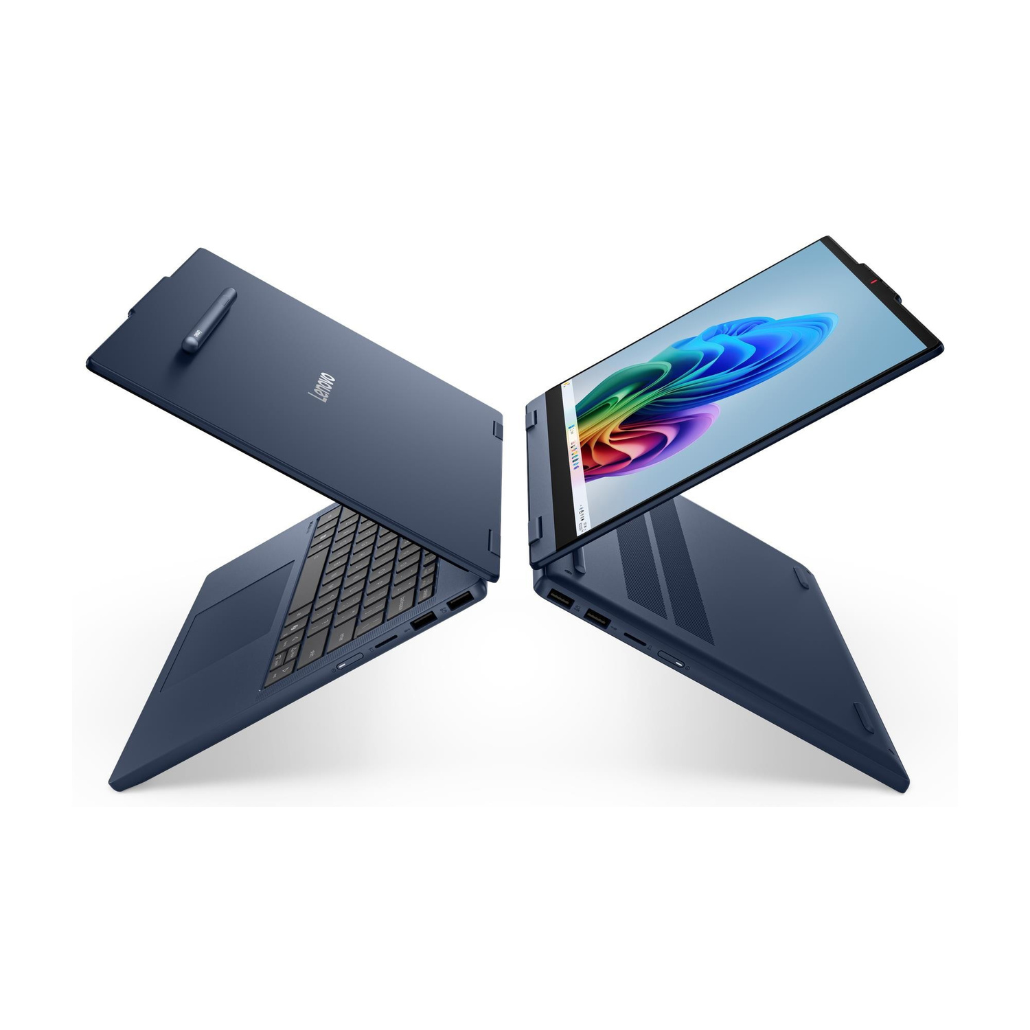 Due laptop Lenovo blu scuro con stilo e schermo colorato, isolati su sfondo bianco.