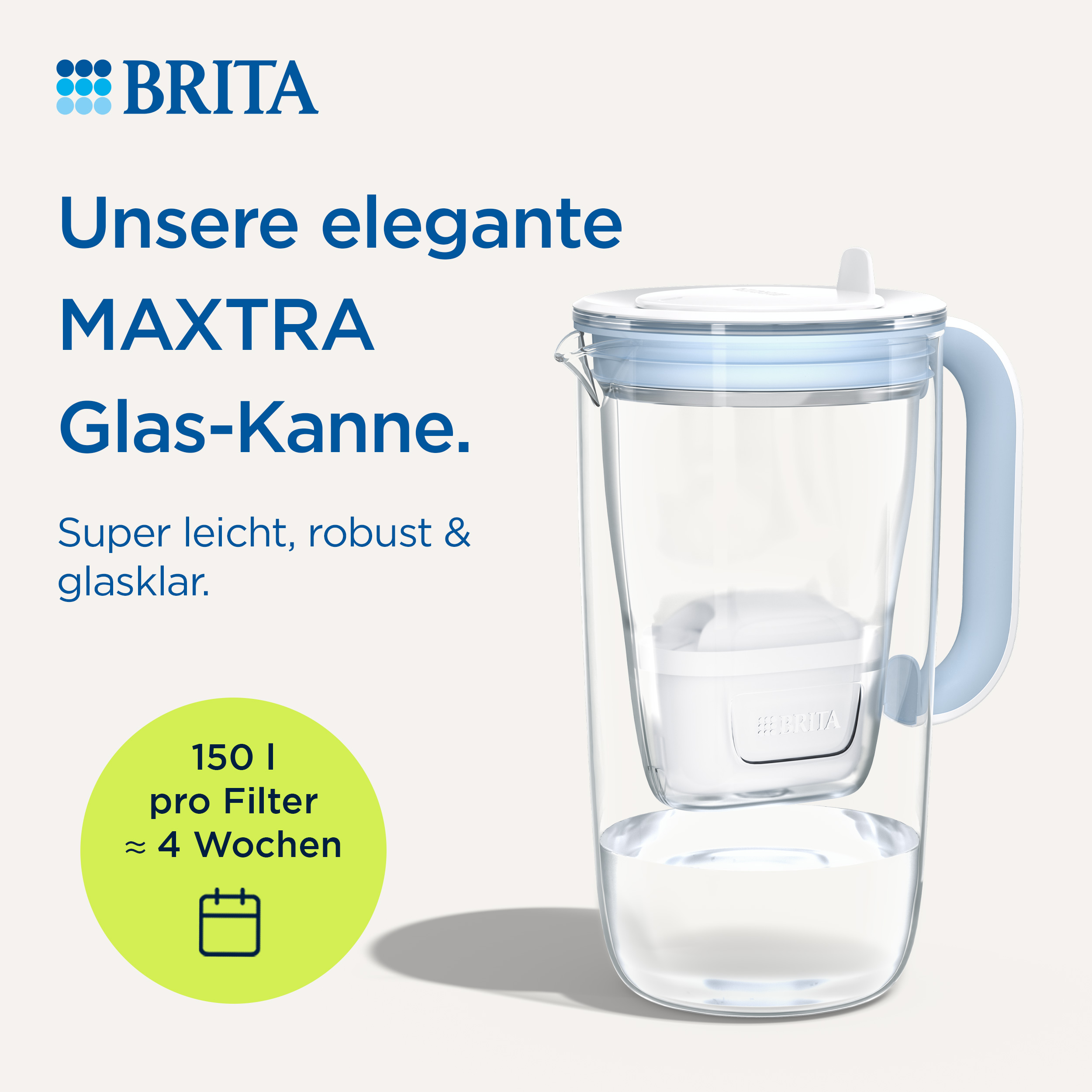 Eine elegante BRITA Glas-Kanne mit Filter und blauem Griff vor Werbetext und grünem Kreis.