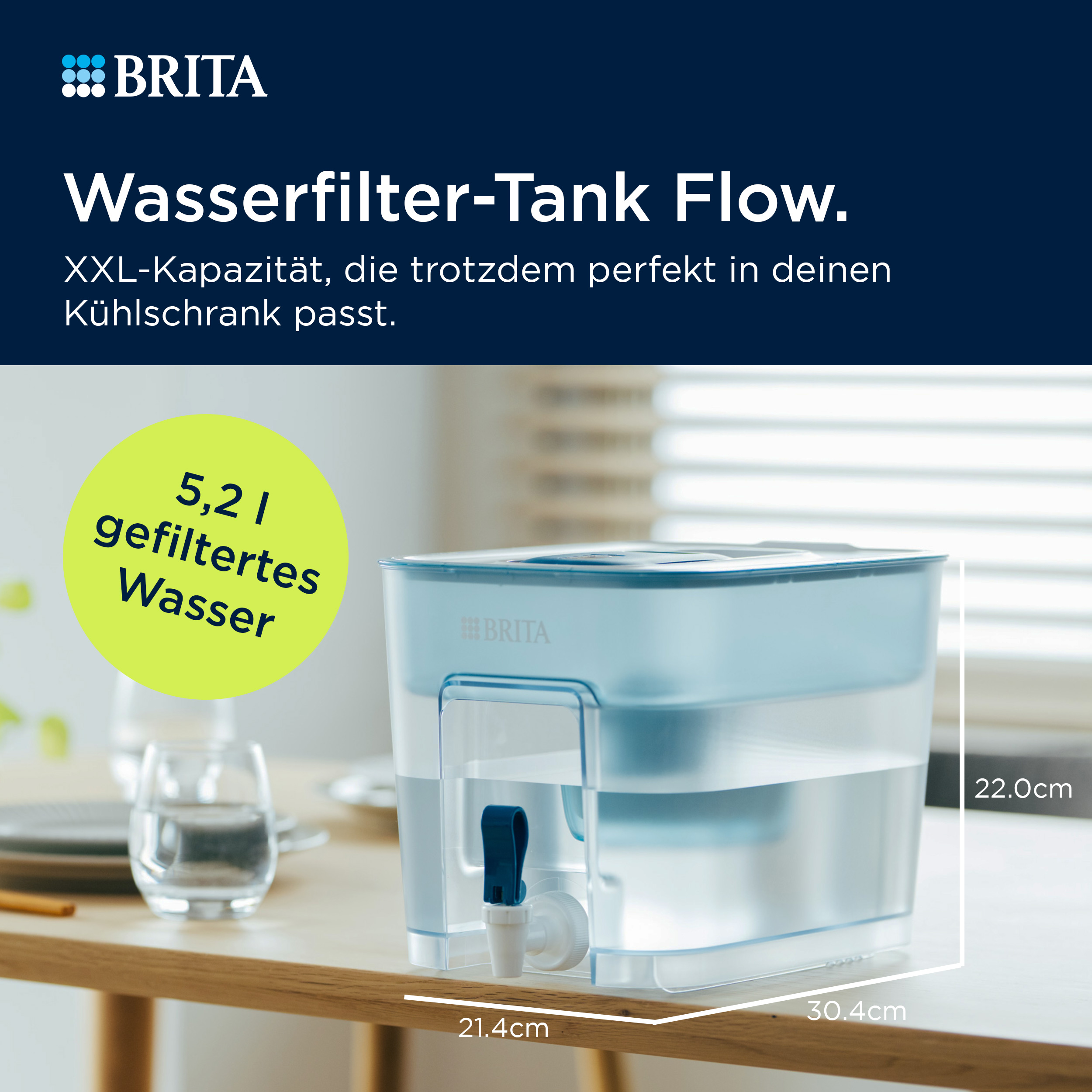 Brita Flow Wasserfilter-Tank mit Maßen auf einem Holztisch, im Hintergrund Küche.
