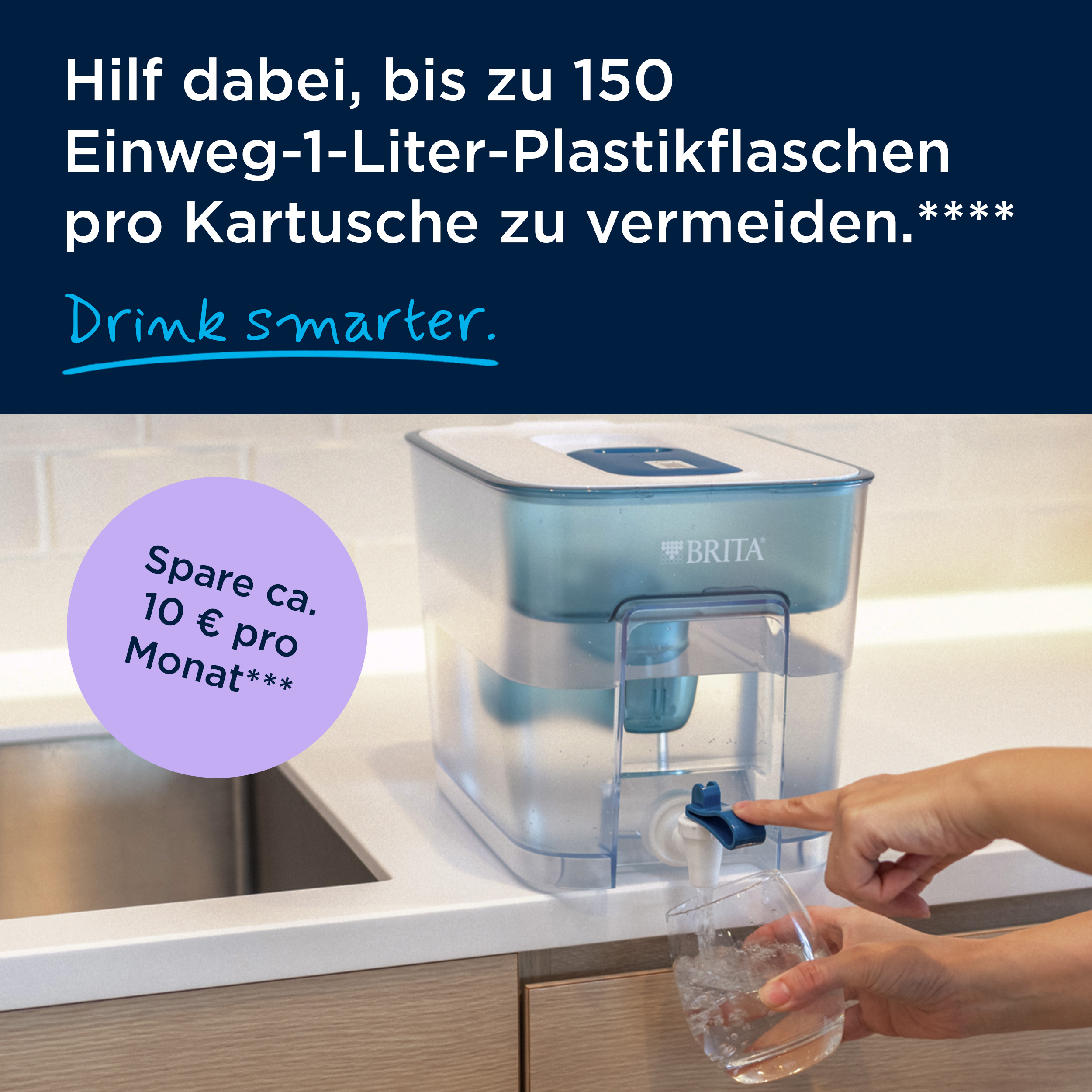 Ein Brita-Wasserfilter steht in einer Küche, während Wasser in ein Glas gefüllt wird.