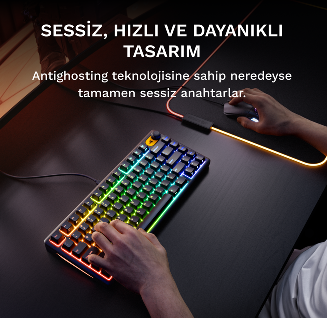 Siyah masada RGB aydınlatmalı mekanik klavye ve fare kullanan bir kişi, üzerinde Türkçe tanıtım yazısı var.