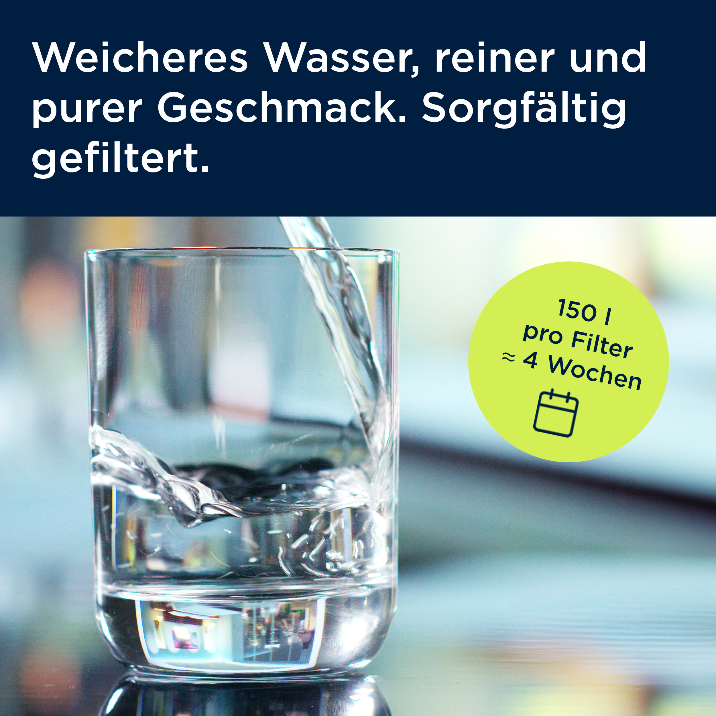 Wasser wird in ein klares Glas gegossen, begleitet von deutschem Werbetext und einem grünen Kreis.