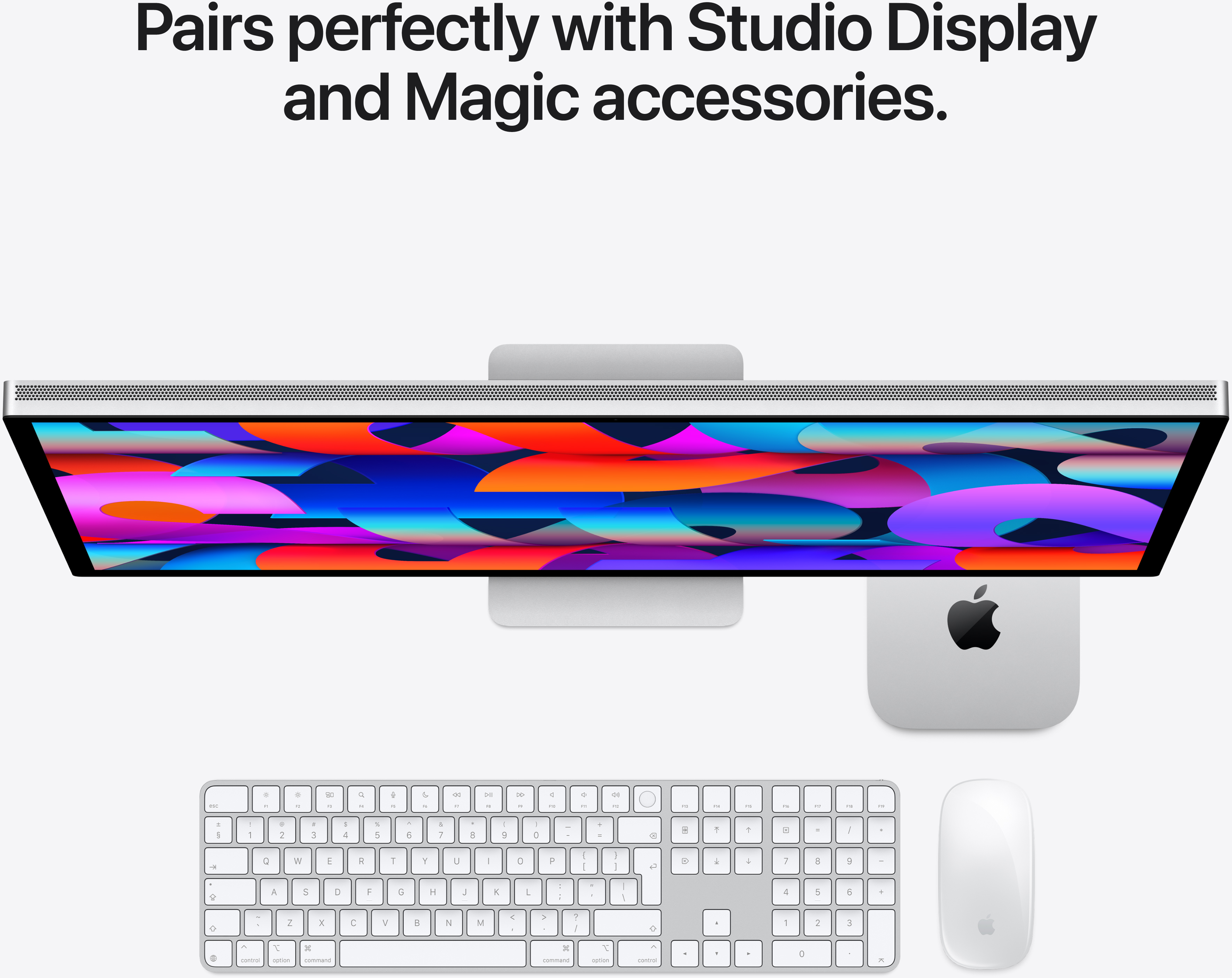 Studio Display, Mac mini, Magic Keyboard és Magic Mouse világos háttéren.