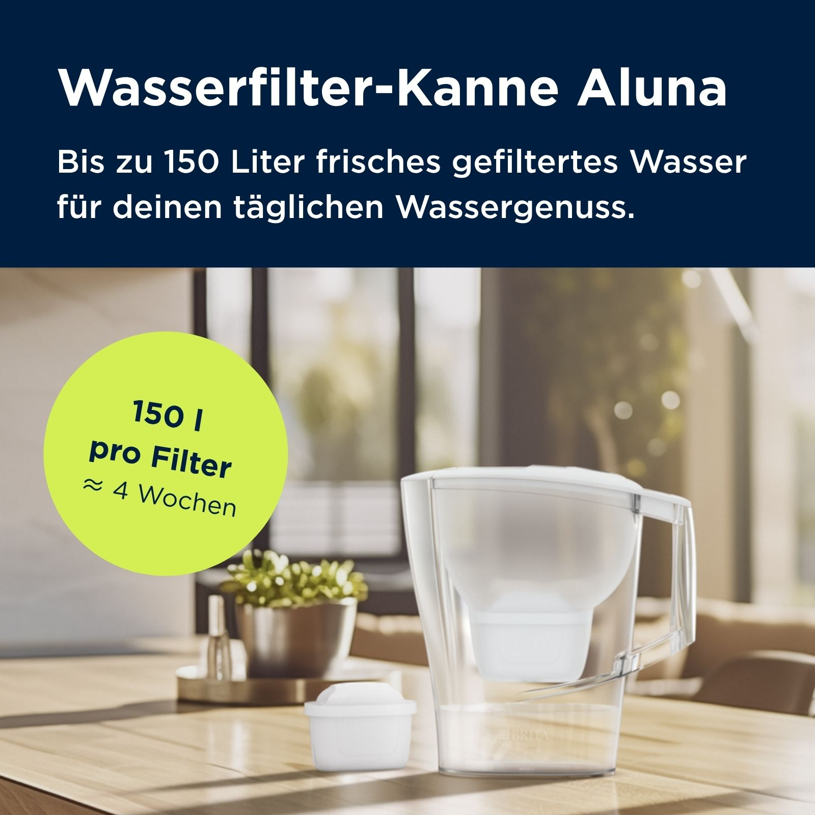 Werbung für Aluna Wasserfilterkanne mit Text und Produktbild auf Holztisch.