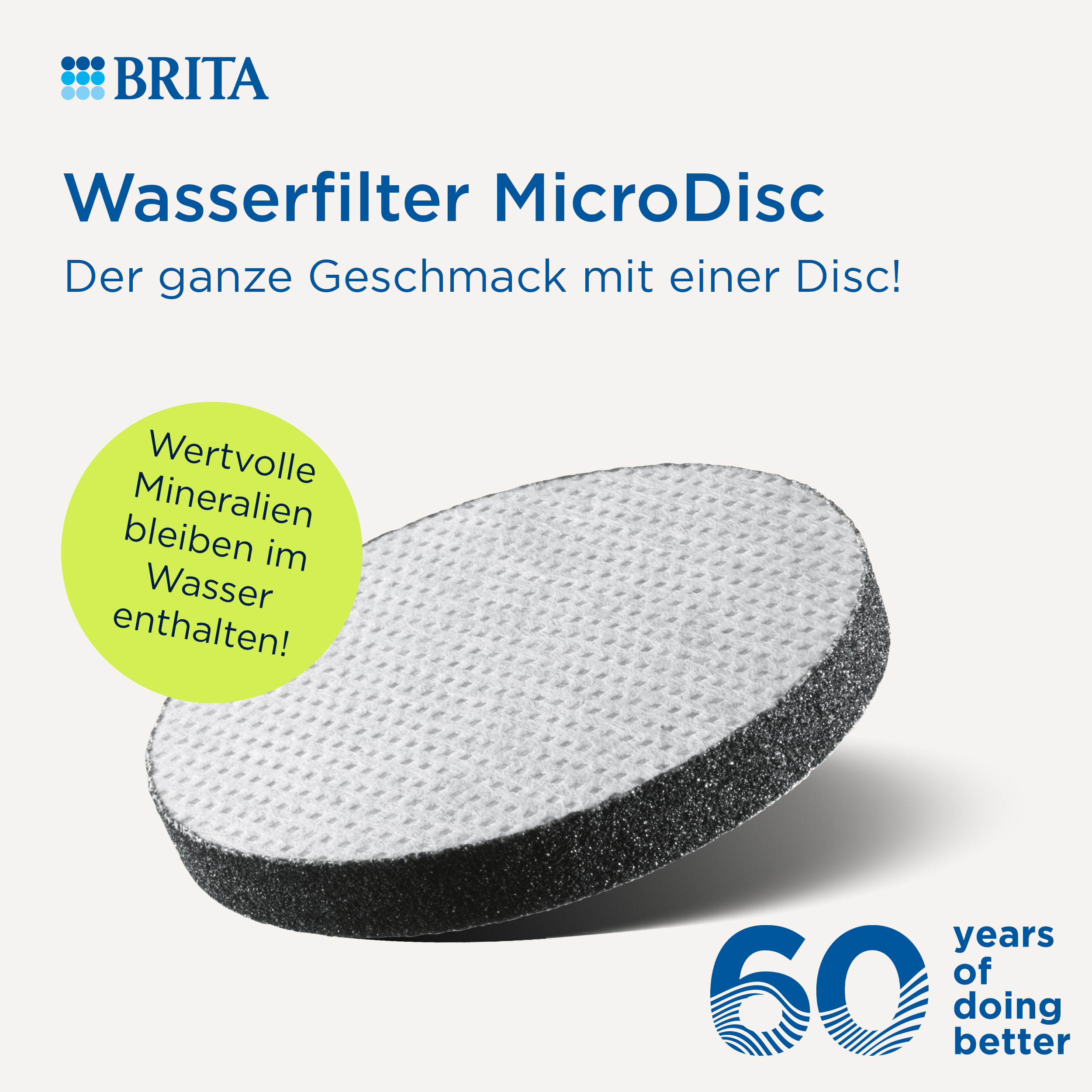 Brita Wasserfilter MicroDisc Anzeige mit Text und einem einzelnen Filterelement auf hellem Hintergrund.