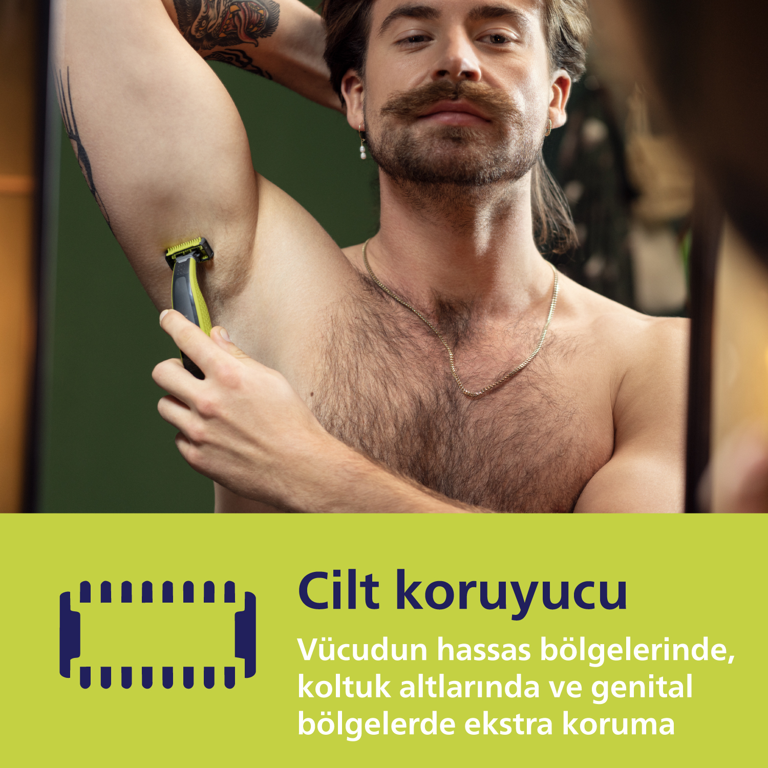 Bir adam tıraş makinesiyle koltuğunu tıraş ediyor.