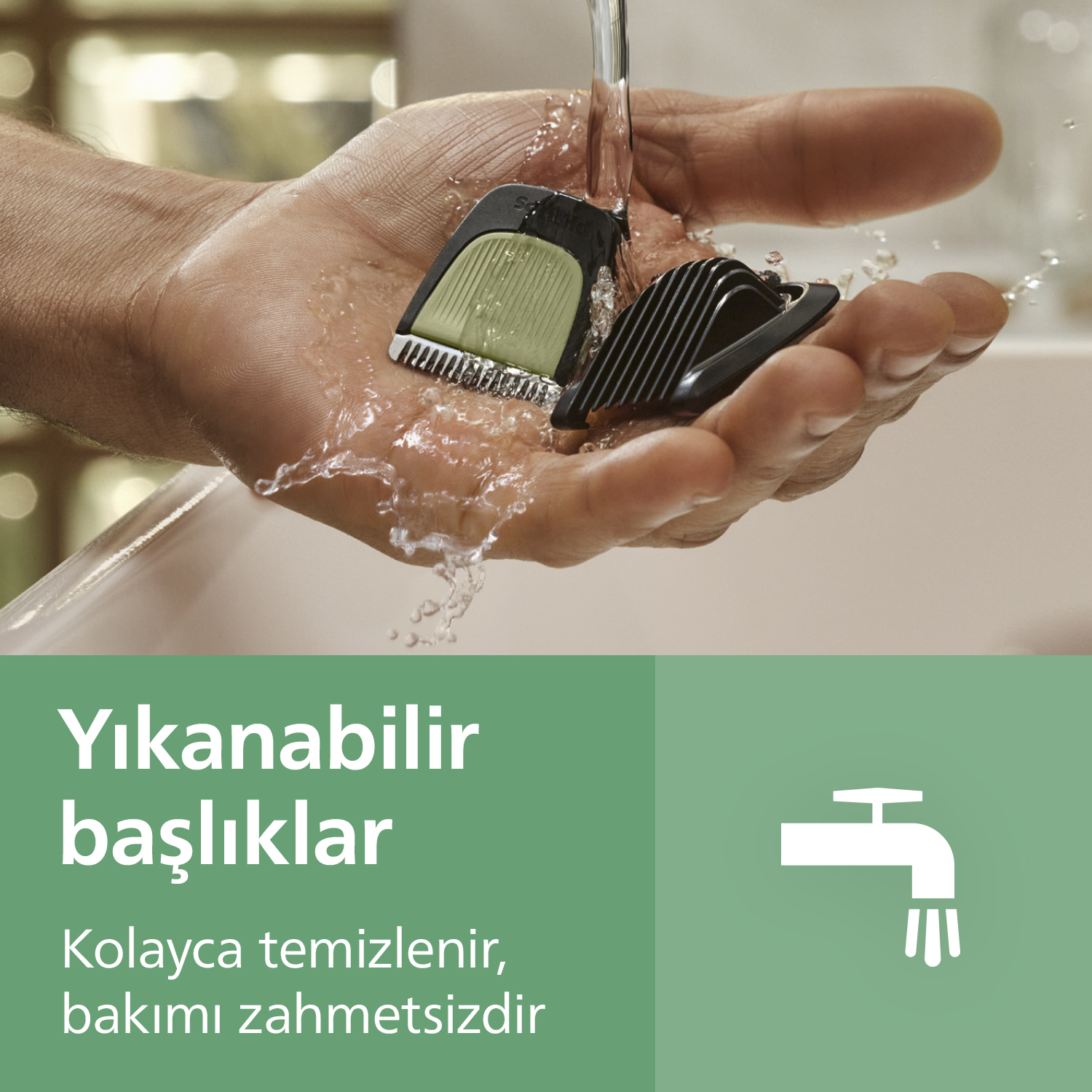 Açık bir elde iki tıraş başlığının üzerine su akıyor.