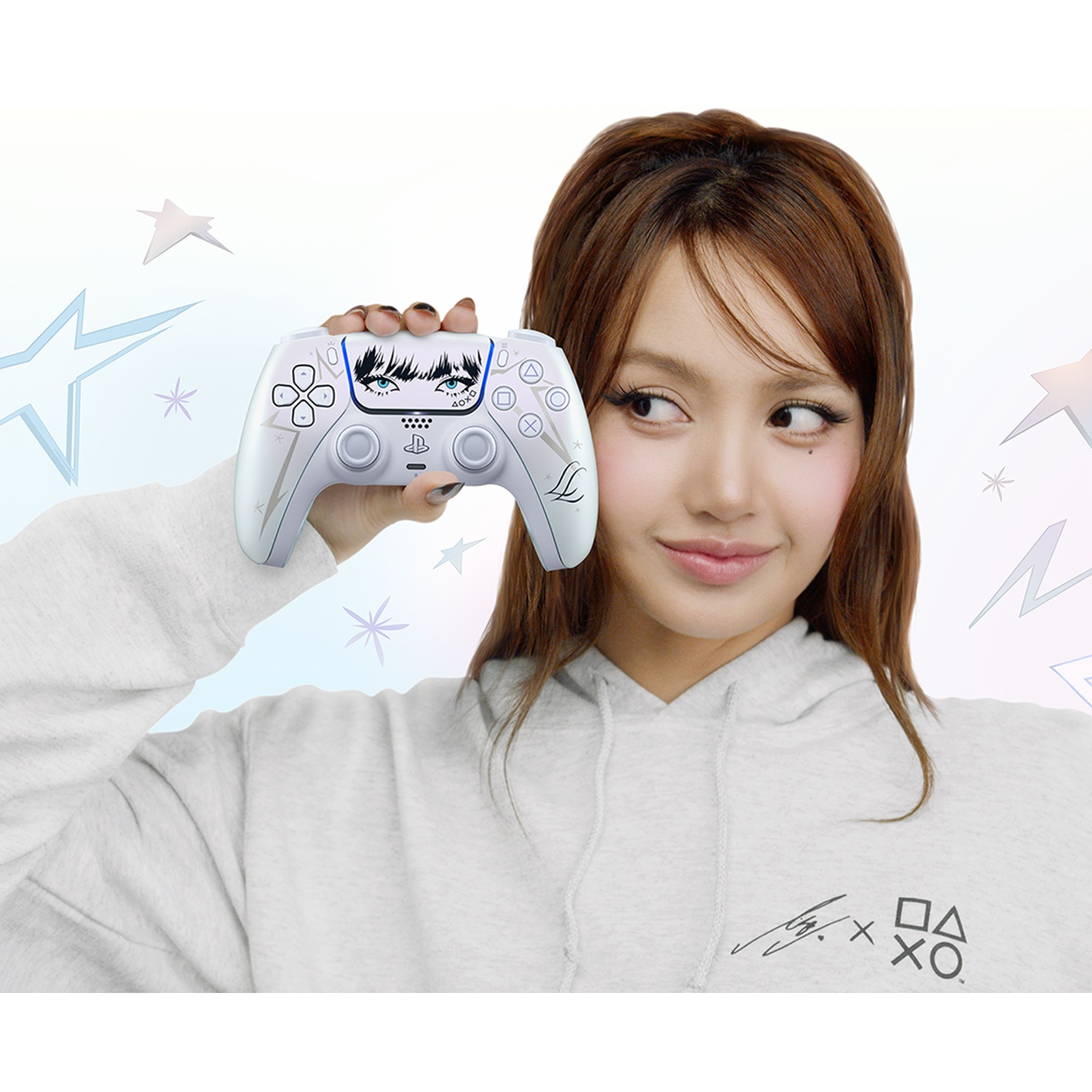 Een vrouw in een witte hoodie houdt een witte PlayStation-controller met blauwe oogafbeeldingen vast.