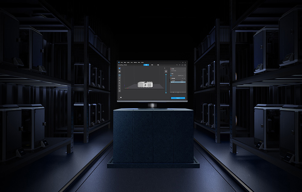 Egy számítógép-monitor 3D nyomtatási szoftverrel egy sötét talapzaton, 3D nyomtatókat tartalmazó polcok között.