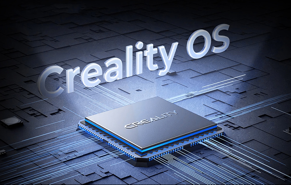 Egy fekete mikrochip kék vonalakkal egy áramköri lapon a Creality OS felirattal.