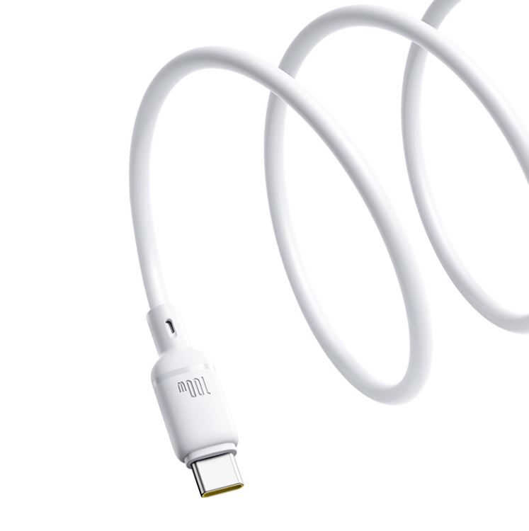 Düz beyaz bir arka plan önünde kıvrılmış beyaz bir USB-C kablosu.