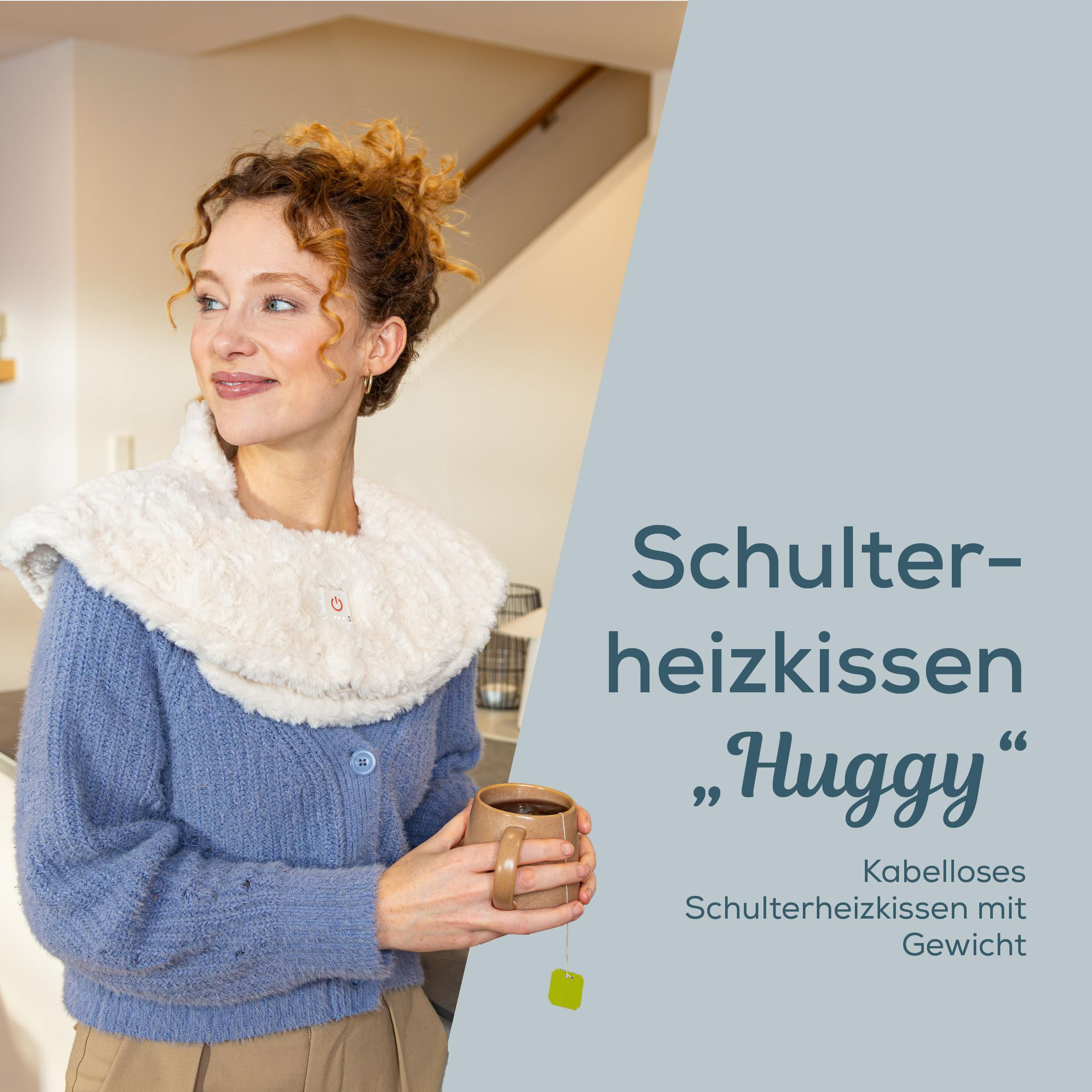 Eine Frau mit Locken trägt ein weißes Schulterheizkissen und hält eine Tasse Tee in der Hand.