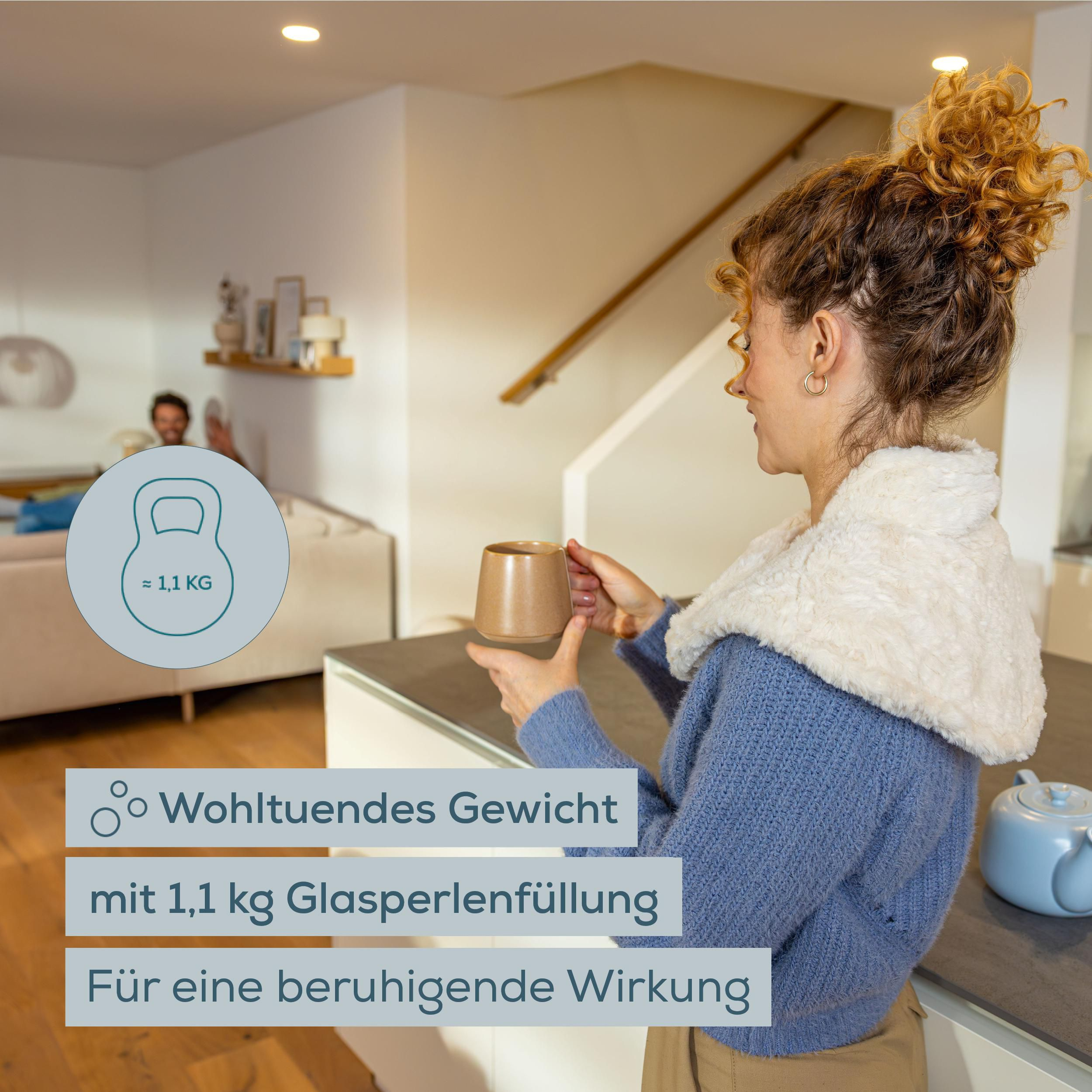 Eine Frau in blauem Pullover hält eine Tasse in der Küche, mit einem Mann und Textüberlagerungen im Hintergrund.