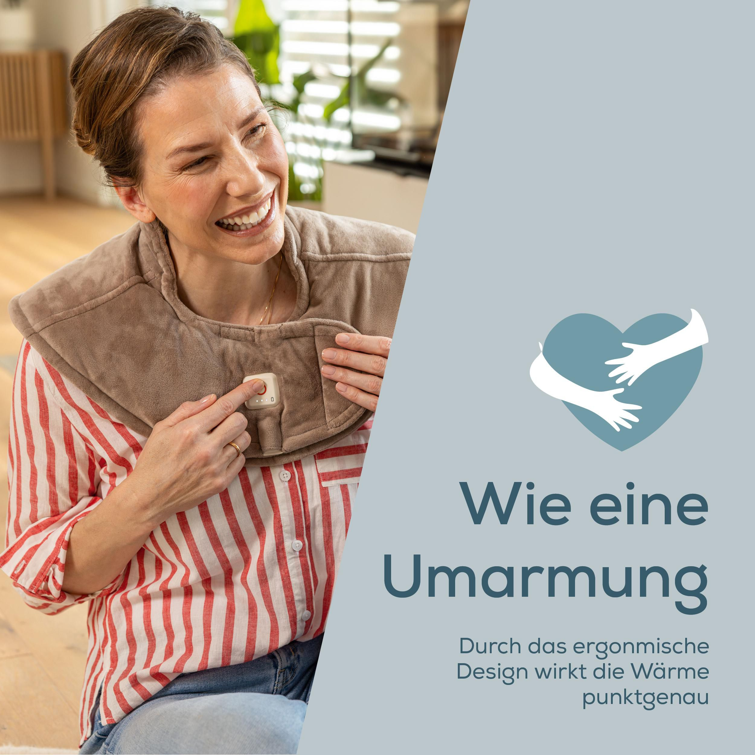 Lächelnte Frau trägt ein braunes Heizkissen über einem rot-weiß gestreiften Hemd.
