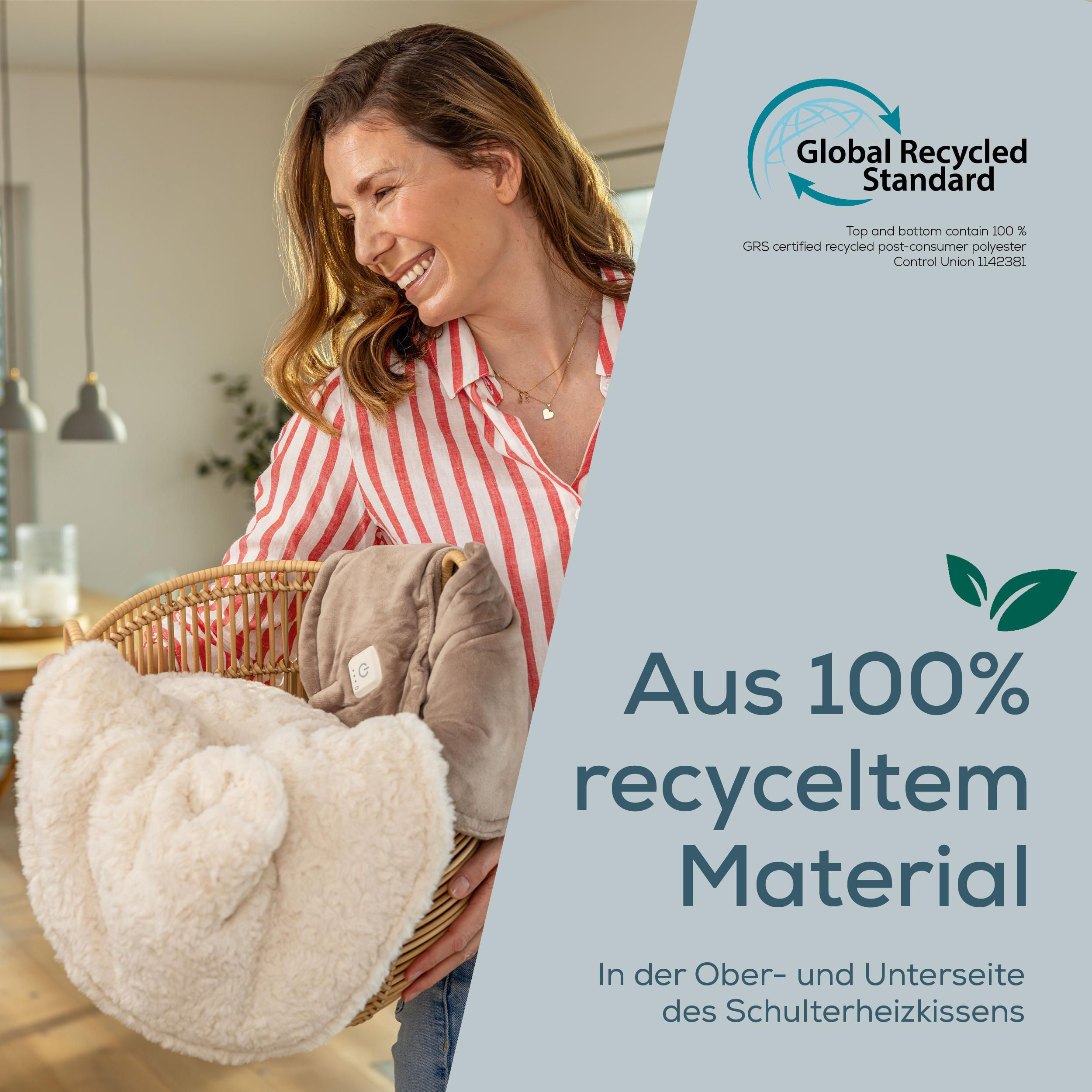 Frau lächelt und hält einen Korb mit flauschigen Decken, mit Global Recycled Standard Logo und Text.