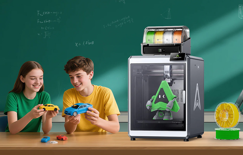 Két gyermek játékautókat tart egy 3D nyomtató mellett egy zöld tábla előtt.