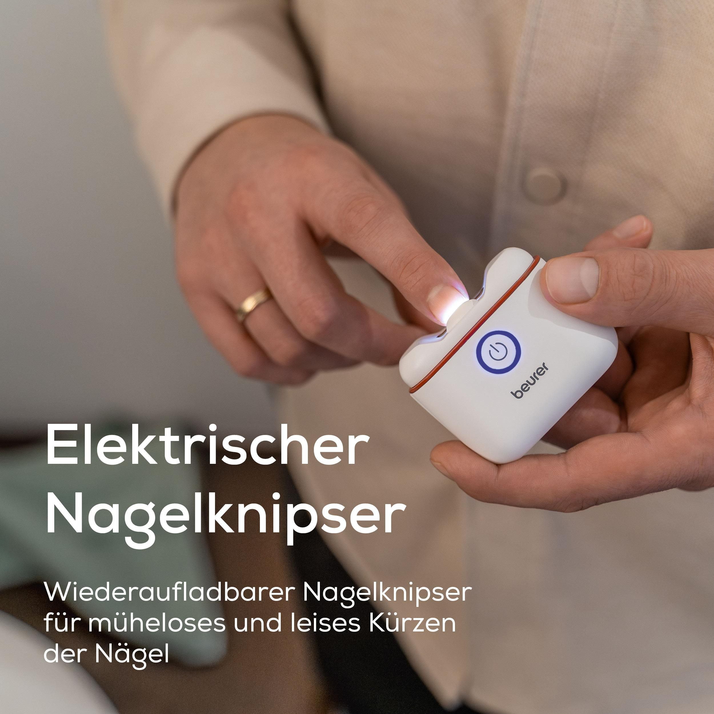 Person bedient einen weißen, kompakten elektrischen Nagelknipser mit blauer Einschalttaste und integriertem Licht.