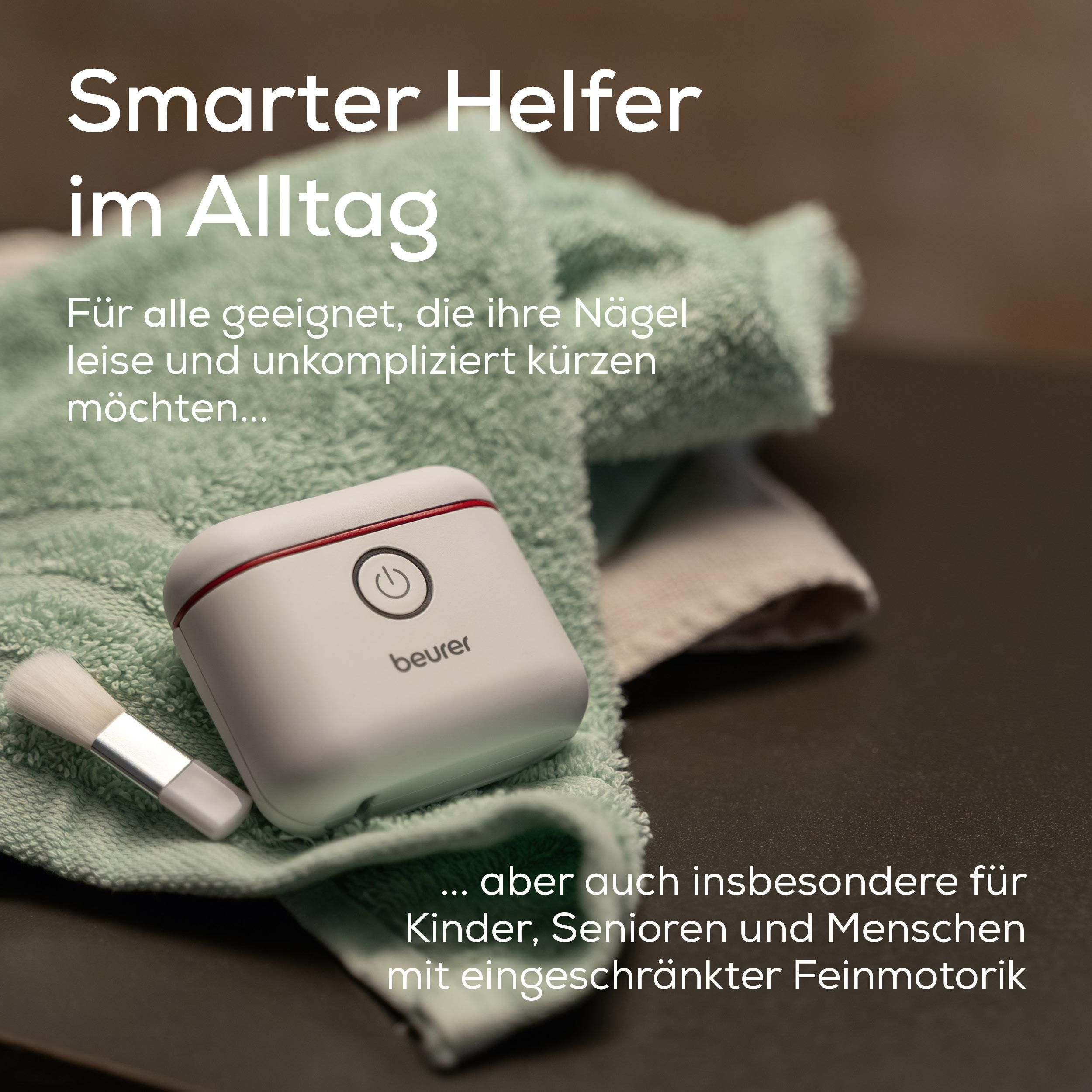 Ein weißes Beurer Nagelkürzer-Gerät mit Reinigungsbürste auf einem grünen Handtuch, umgeben von deutschem Werbetext.