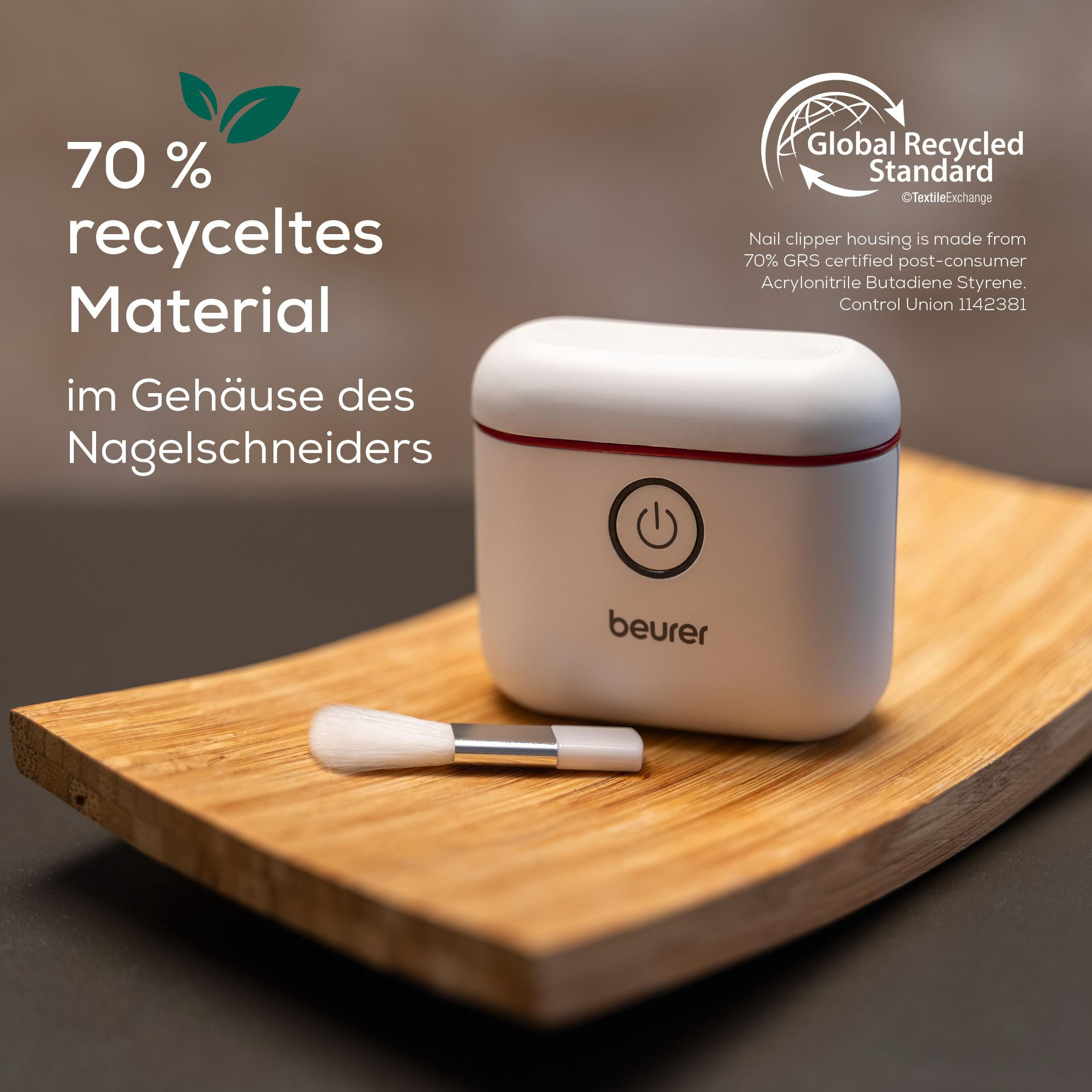 Weißes Nagelpflegegerät mit Reinigungsbürste auf einer Holzschale. Text zu recyceltem Material.