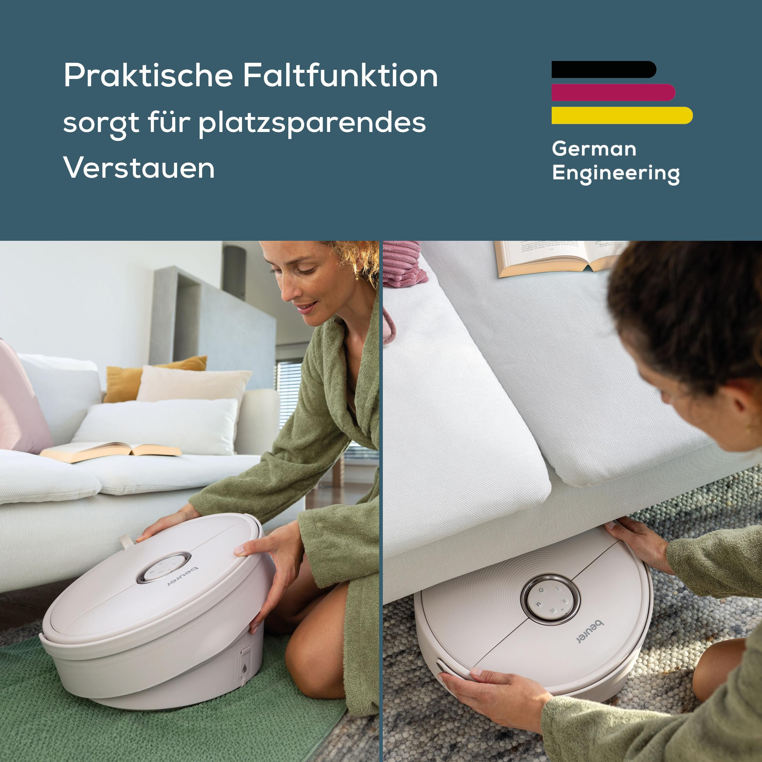 Eine Frau in einem grünen Bademantel faltet einen beigen Eimer zusammen und verstaut ihn unter dem Sofa.