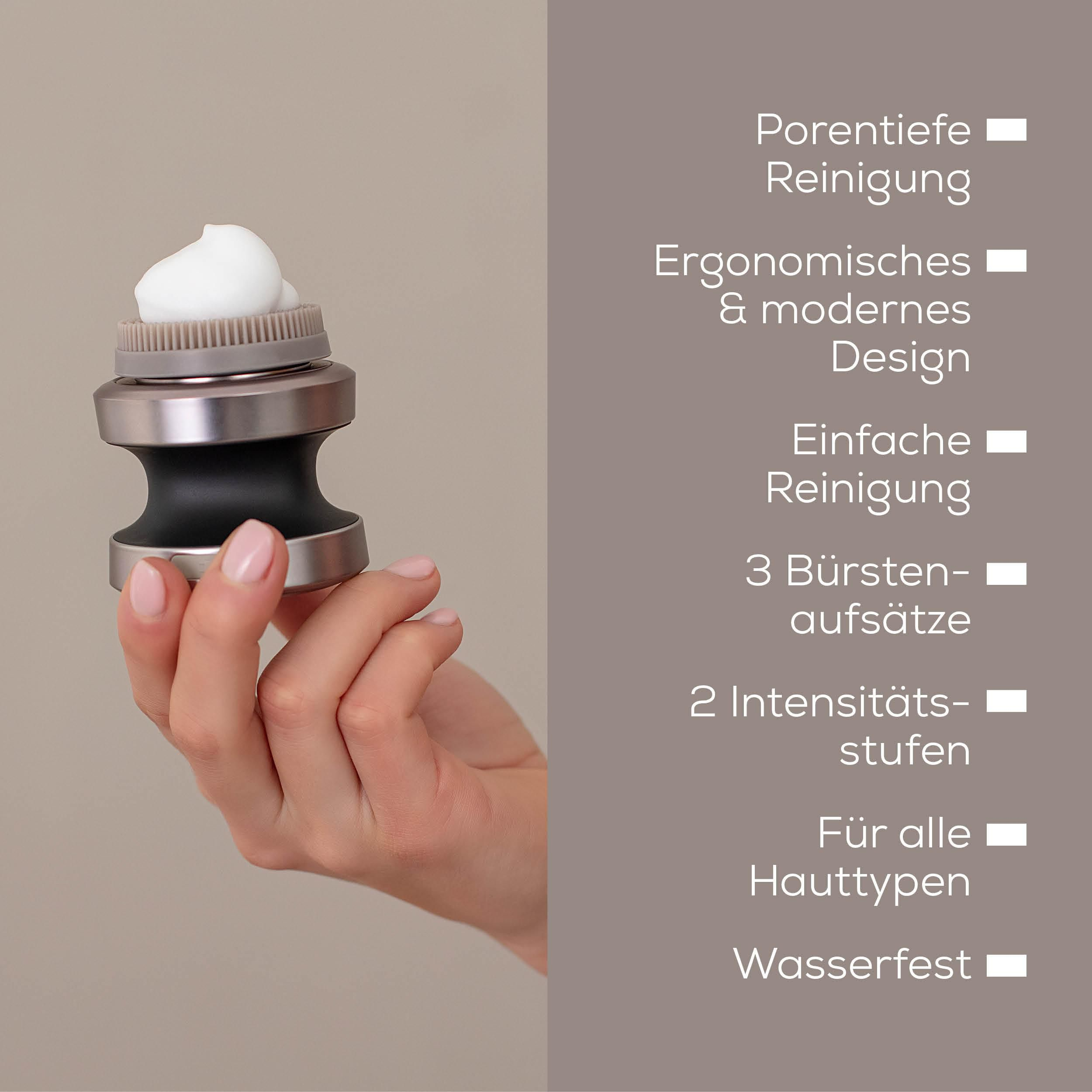 Hand hält Gesichtsbürste mit Schaum; rechts Textliste mit Produkteigenschaften.