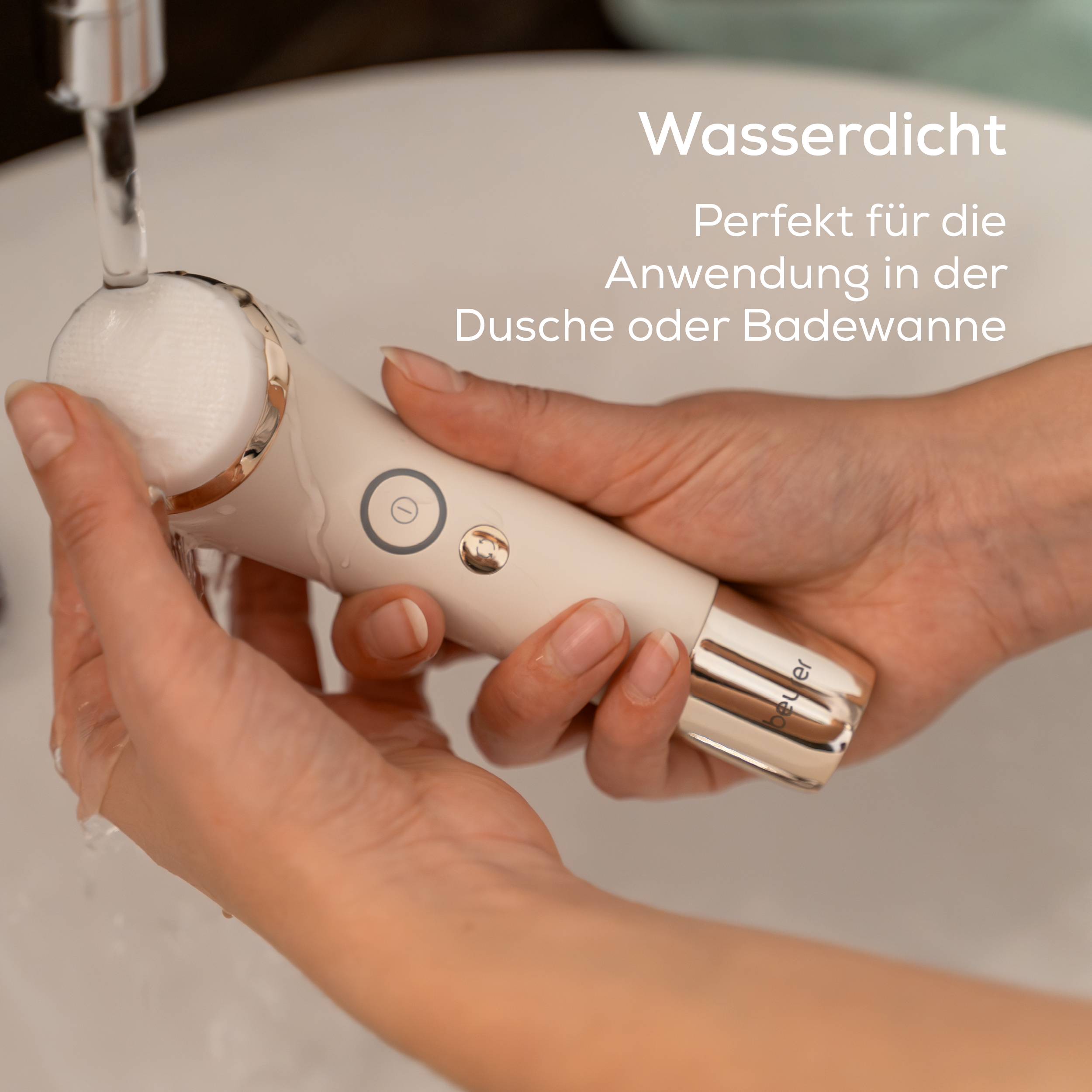 Wasserdichter Gesichtsreinigungsbürste unter fließendem Wasser gehalten.