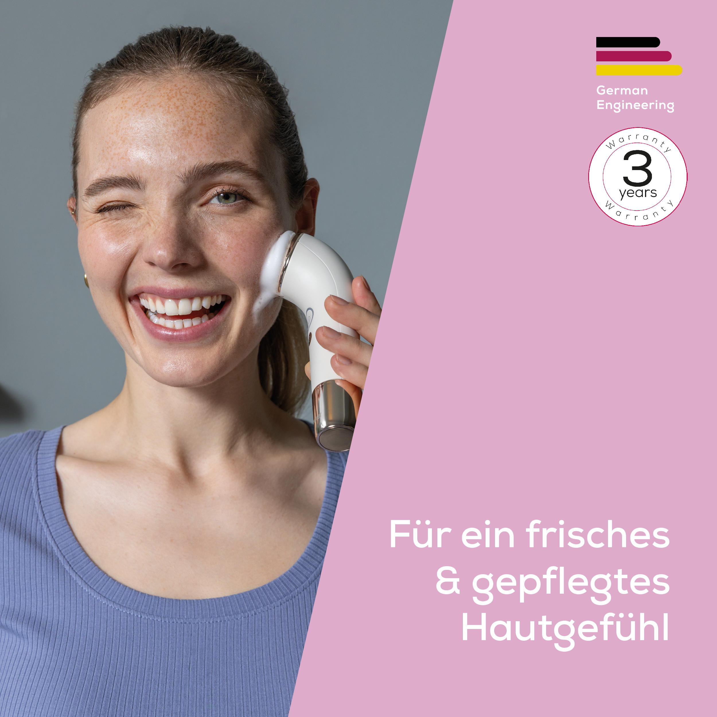Lächelnte Frau im blauen Oberteil nutzt ein weißes Gesichtsreinigungsgerät.