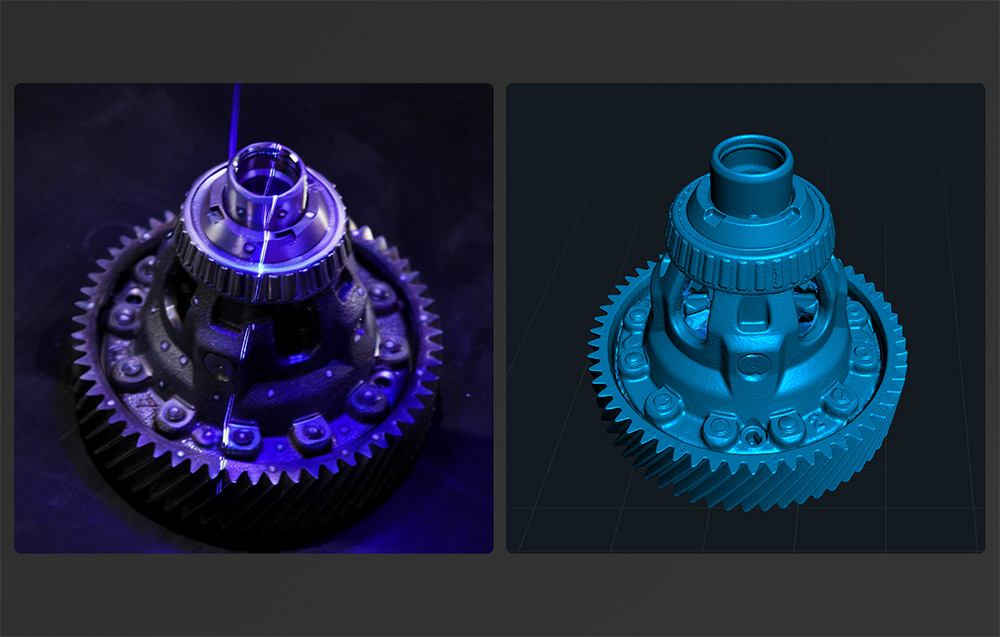 Egy fémes fogaskerék-alkatrész kék lézeres szkennelése a digitális 3D modellje mellett.