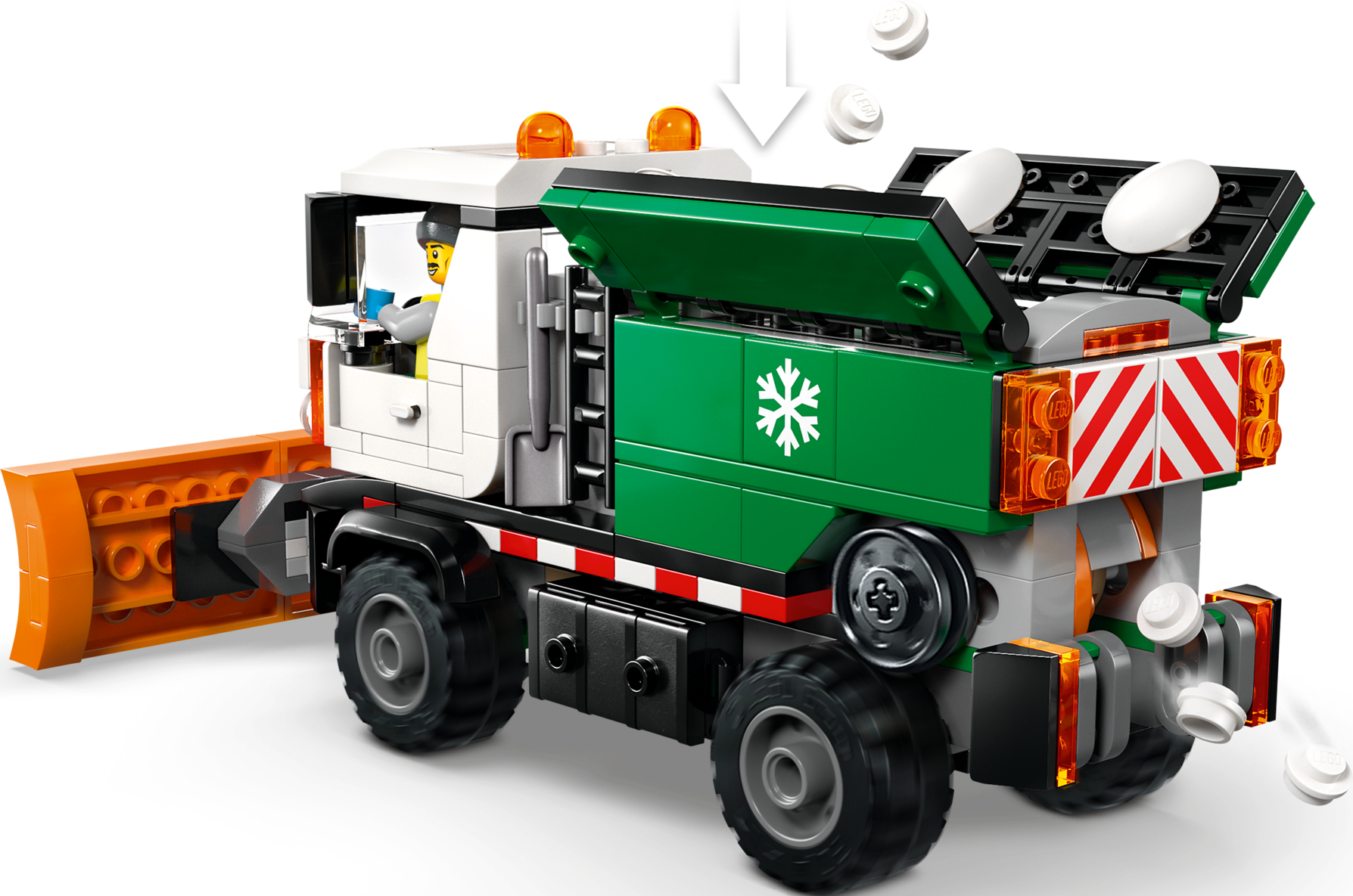 Camion chasse-neige Lego avec épandeur vert, lame orange et conducteur sur fond noir.
