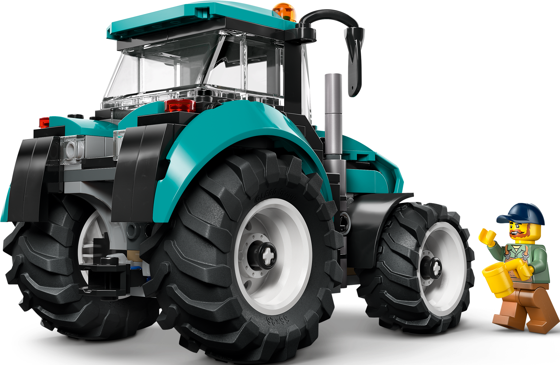 Un tracteur Lego turquoise avec de grands pneus noirs sur fond noir à côté d'une petite figurine Lego.