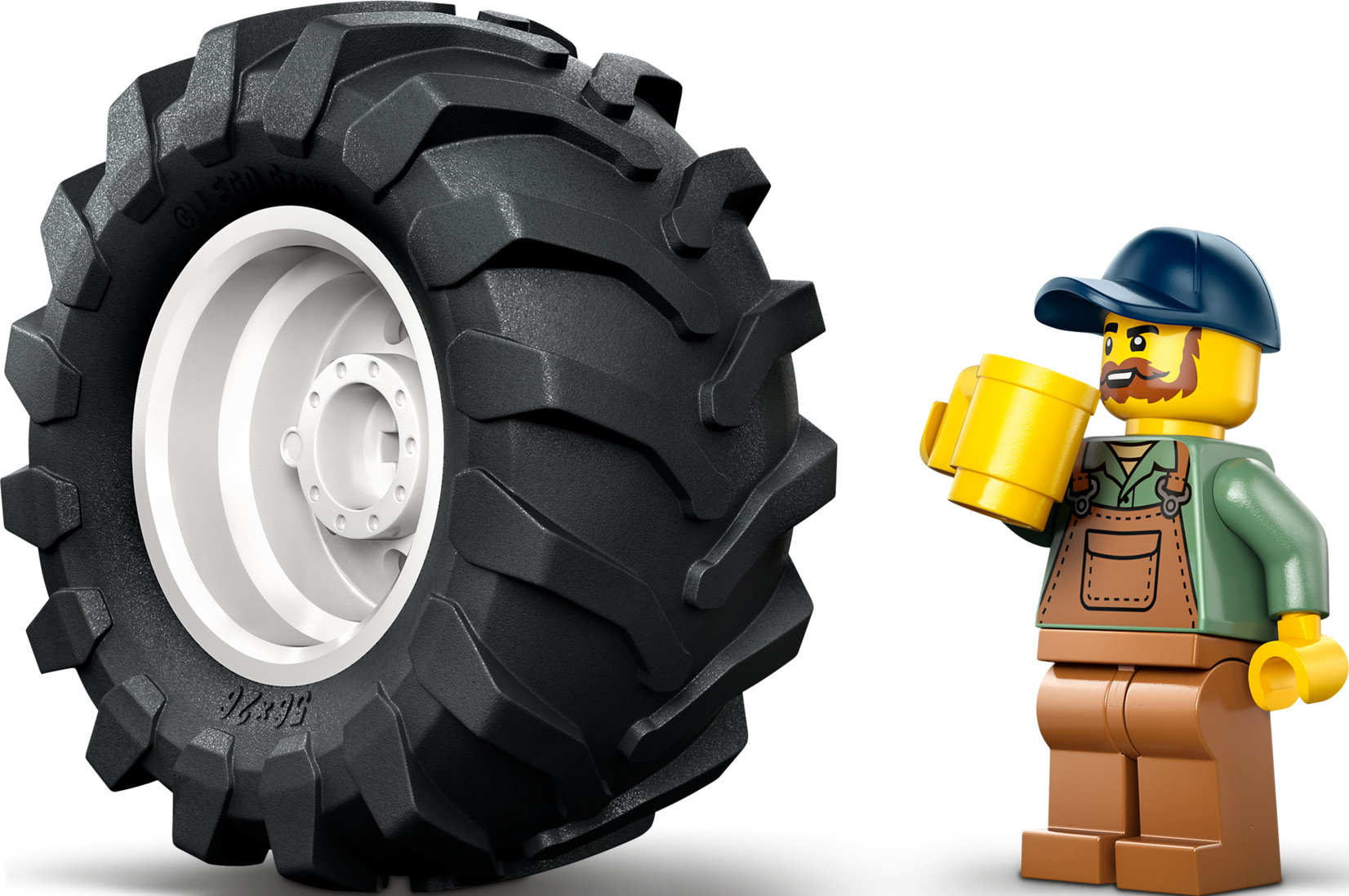 Minifigurine Lego avec barbe tient une tasse jaune à côté d'un grand pneu de tracteur sur fond noir.