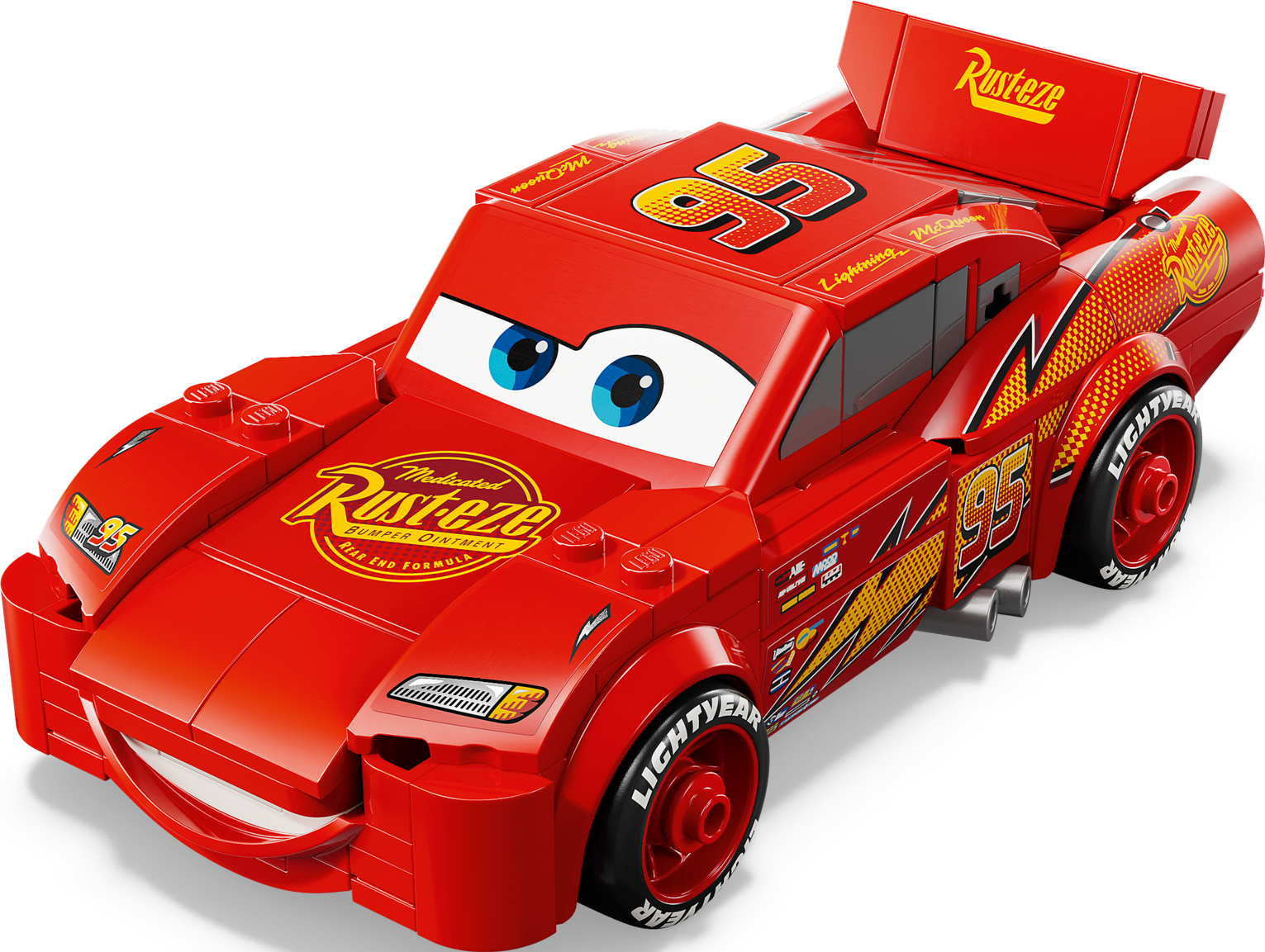 Une voiture LEGO rouge, ressemblant à Flash McQueen, avec le numéro 95, des yeux sur le pare-brise et la marque Rust-eze.