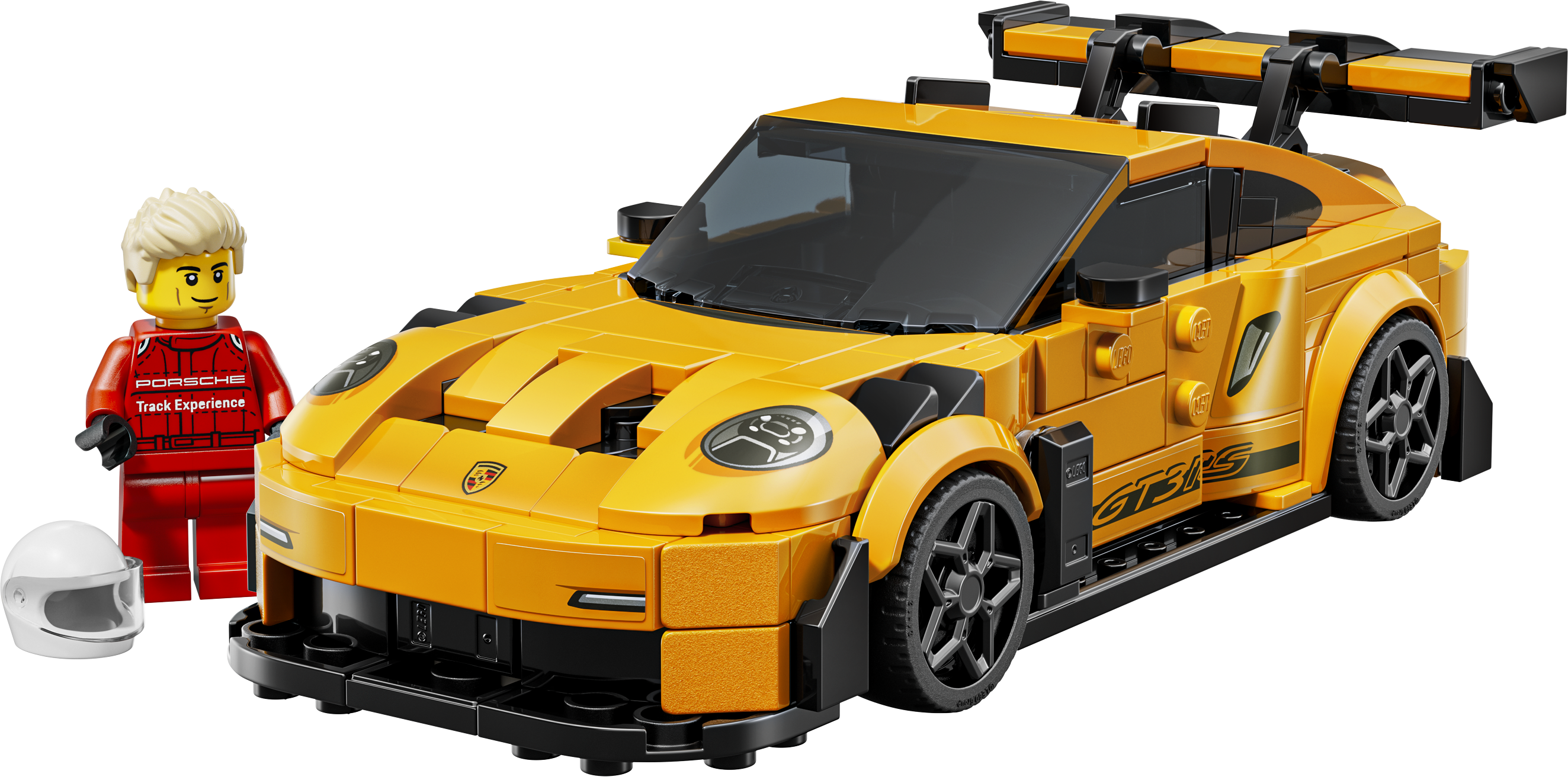 Un modello LEGO giallo di Porsche GT3 RS con alettone nero, una minifigura da corsa e un casco su sfondo nero.