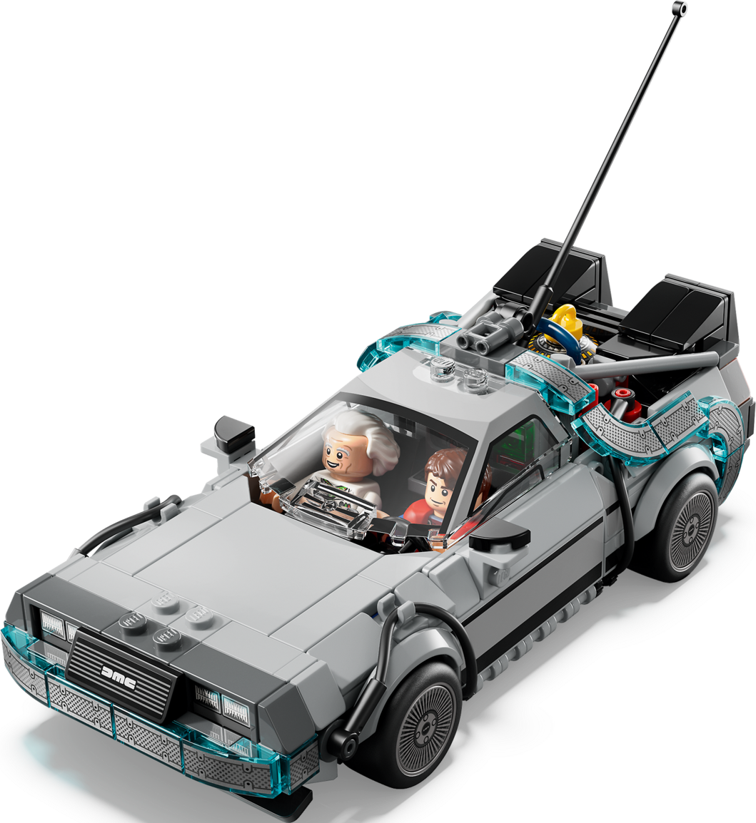 Lego-Nachbau des DeLorean-Zeitmaschinenautos mit Minifiguren von Doc Brown und Marty McFly auf schwarzem Hintergrund.