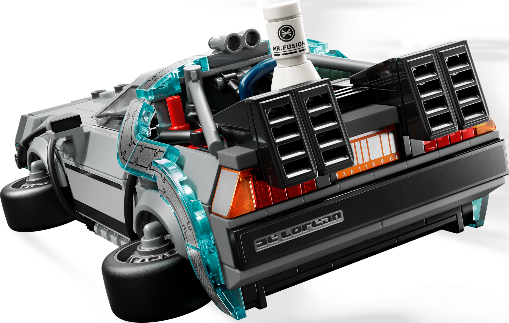Nahaufnahme eines grauen Lego DeLorean Zeitautos mit Mr. Fusion auf dem Heck vor schwarzem Hintergrund.