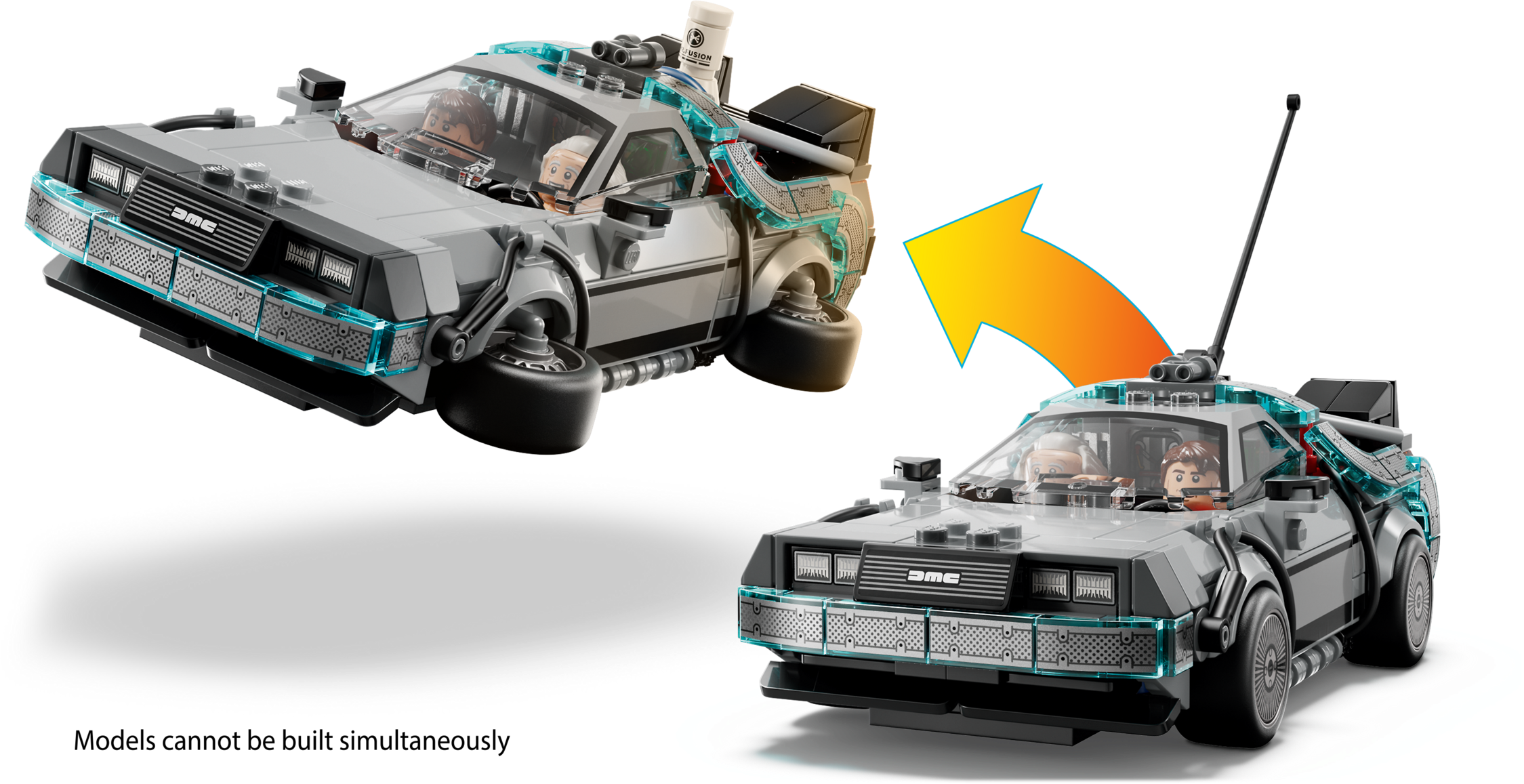 Zwei LEGO Back to the Future Autos vor schwarzem Hintergrund, eines mit hochgeklappten Rädern.