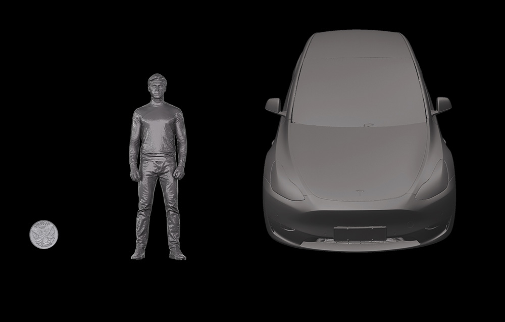 Egy autó, egy emberalak és egy érme szürke 3D-s modellje fekete háttér előtt.