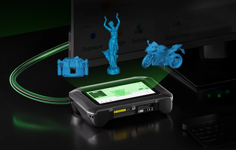 Egy kézi 3D szkenner tárgyak kék digitális modelljeit vetíti a képernyőre.