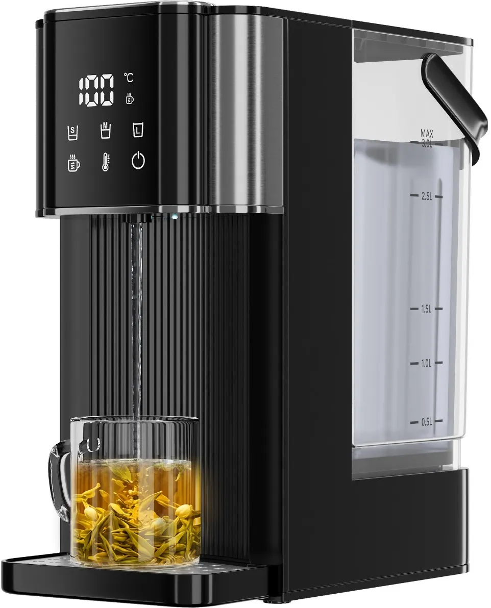 Ein schwarzer Heißwasserdispenser füllt eine Tasse mit grünem Tee.