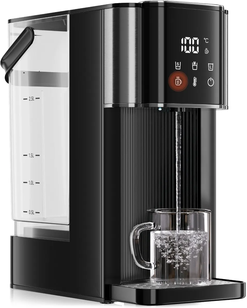 Schwarzer Heißwasserspender mit abnehmbarem Wassertank füllt eine Glas Tasse.