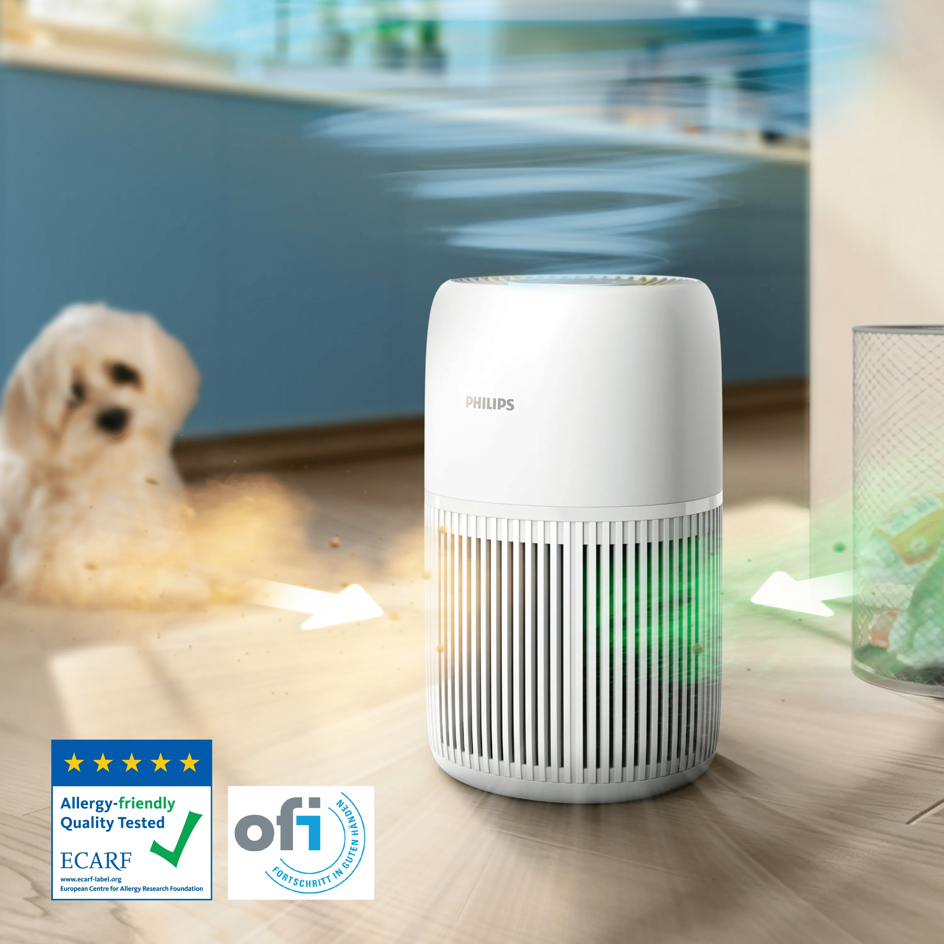 Ein weißer Philips Luftreiniger steht auf einem Holzfußboden in einem Raum mit Hund und Mülleimer.