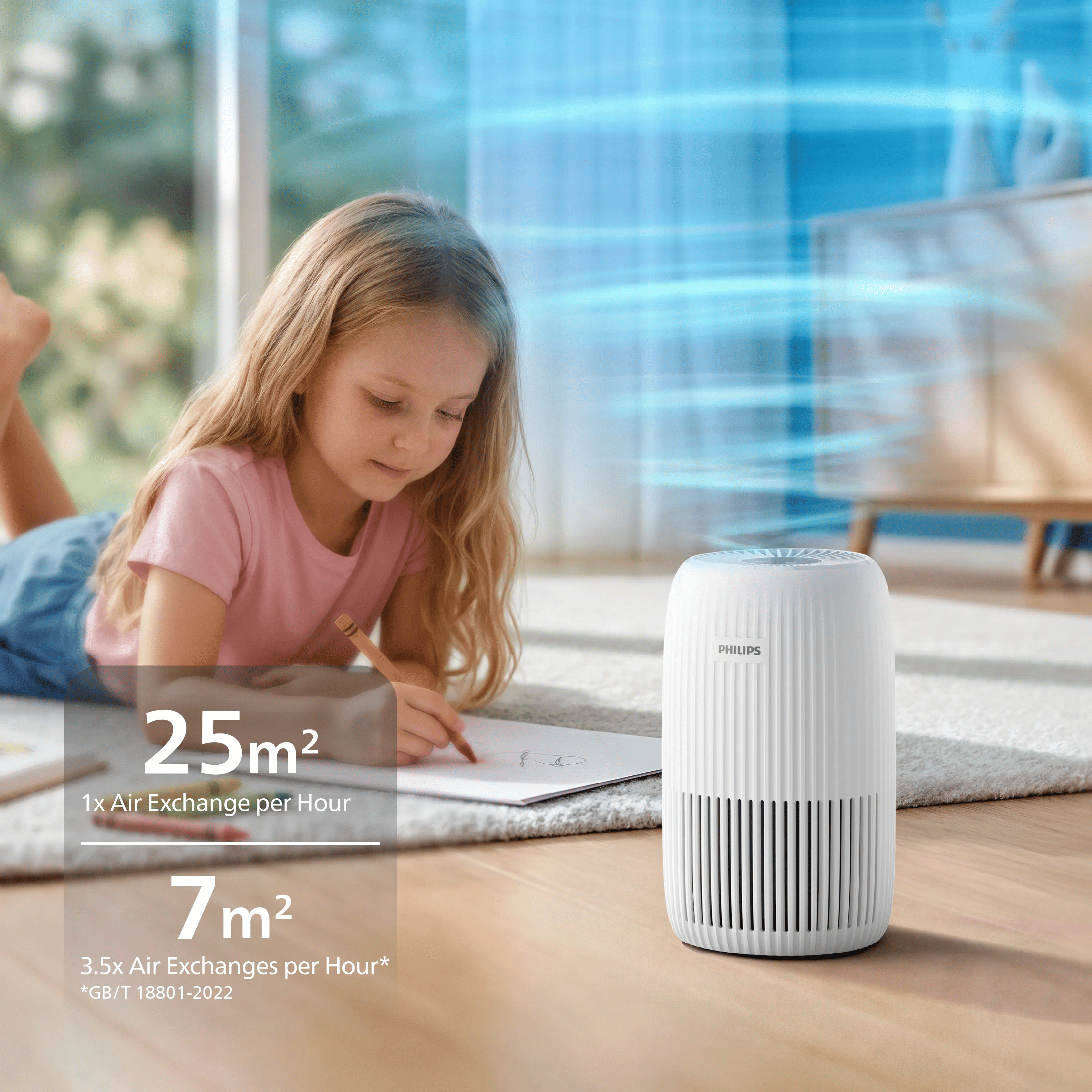 Ein blondes Mädchen zeichnet auf dem Boden neben einem weißen Philips Luftreiniger.