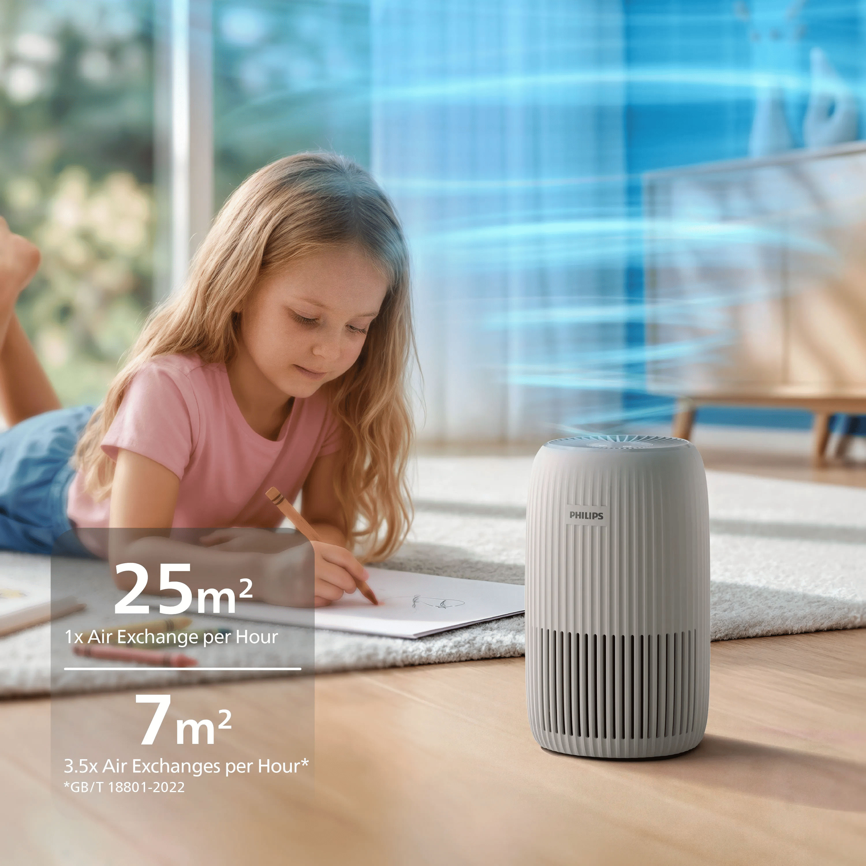 Ein blondes Mädchen zeichnet auf dem Teppich, während daneben ein weißer Philips Luftreiniger steht.